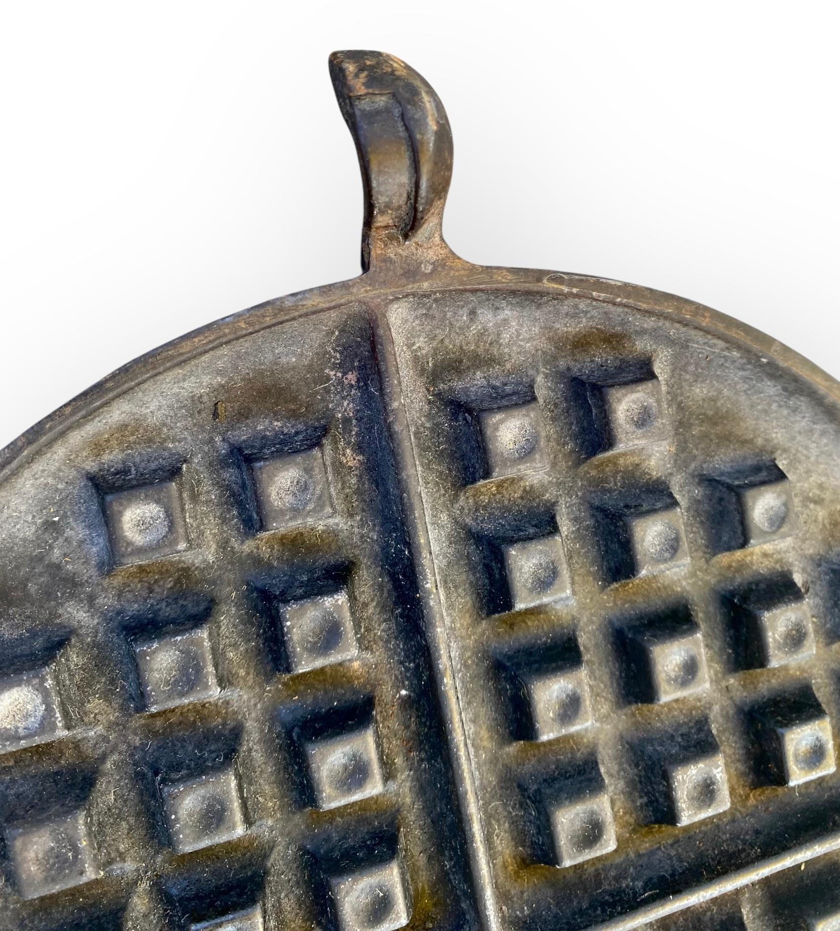 Antikes Gusseisen Griswold #8 Waffeleisen im Zustand „Gut“ im Angebot in New Orleans, LA