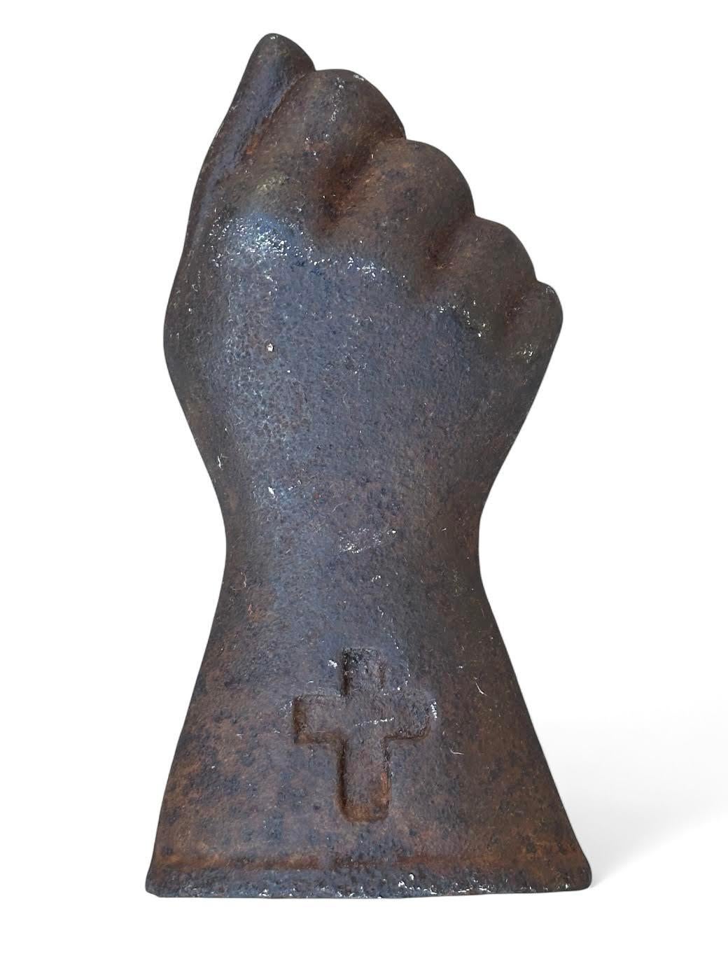 Antico orologio a pendolo del XIX secolo con contrappeso in ghisa e croce incastonata. Insolita croce incassata. Nella parte superiore della mano c'è un foro in cui sarebbe passata una corda e un ritaglio nella parte posteriore della mano per fare