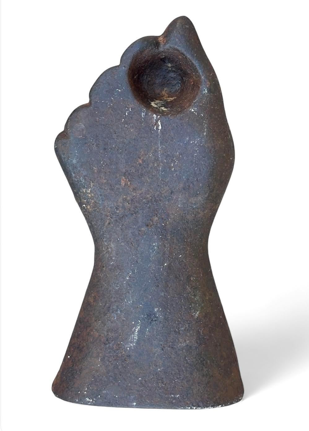 Classico americano Antico peso per orologio a forma di mano in ghisa con croce in vendita