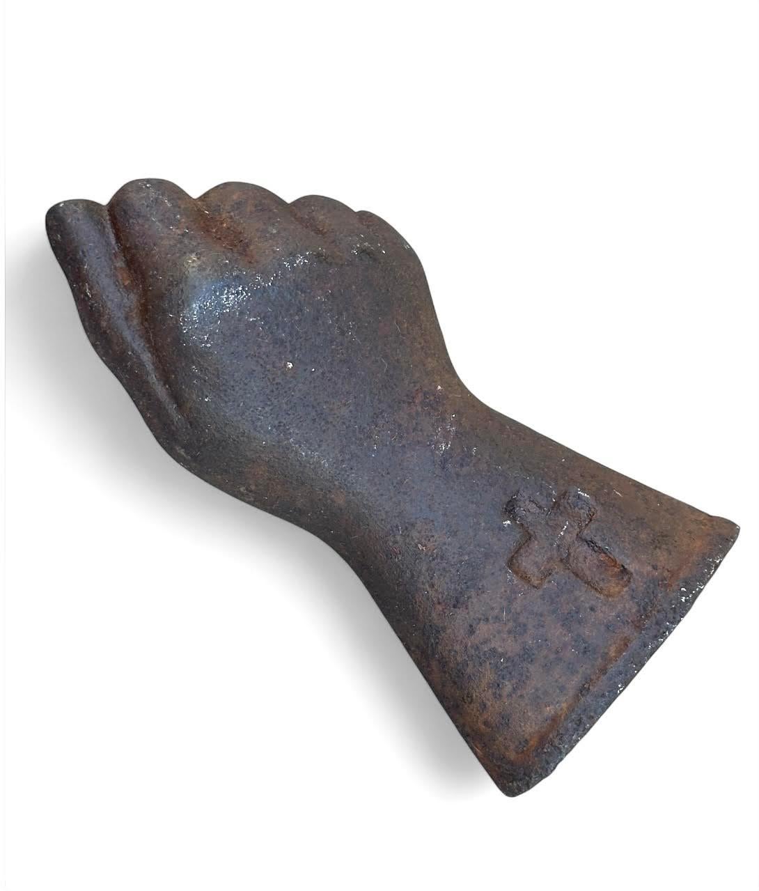 Calco Antico peso per orologio a forma di mano in ghisa con croce in vendita