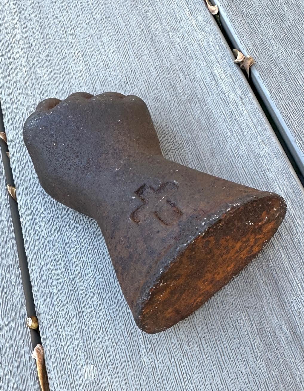 Antico peso per orologio a forma di mano in ghisa con croce In condizioni buone in vendita a Stamford, CT