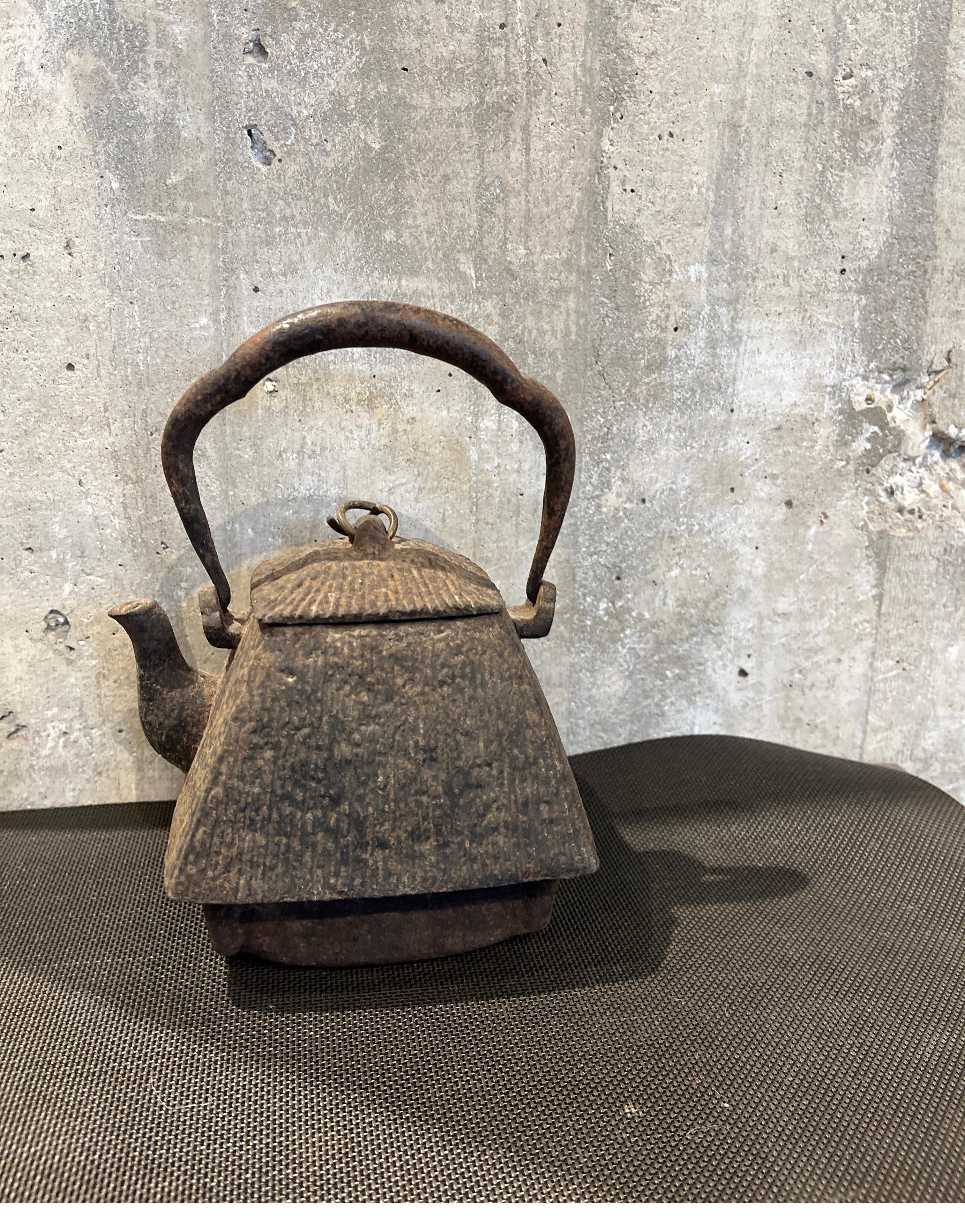 Antike japanische Teekanne aus Gusseisen im Angebot 7