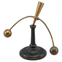 Antique appareil d'équilibre de type Kohl Max Kohl en fonte et laiton laqué