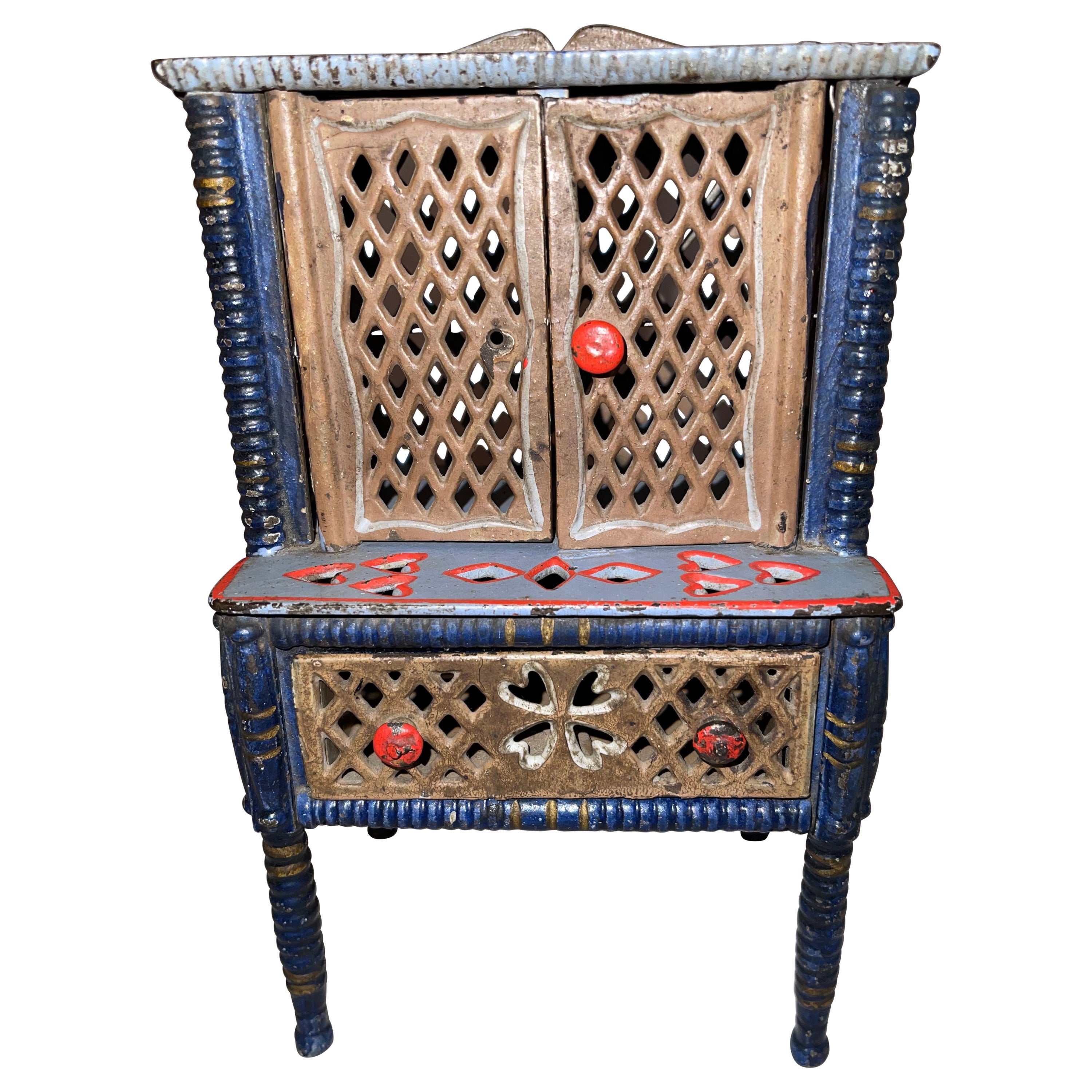 Ancienne armoire miniature en fonte, vers 1900 en vente