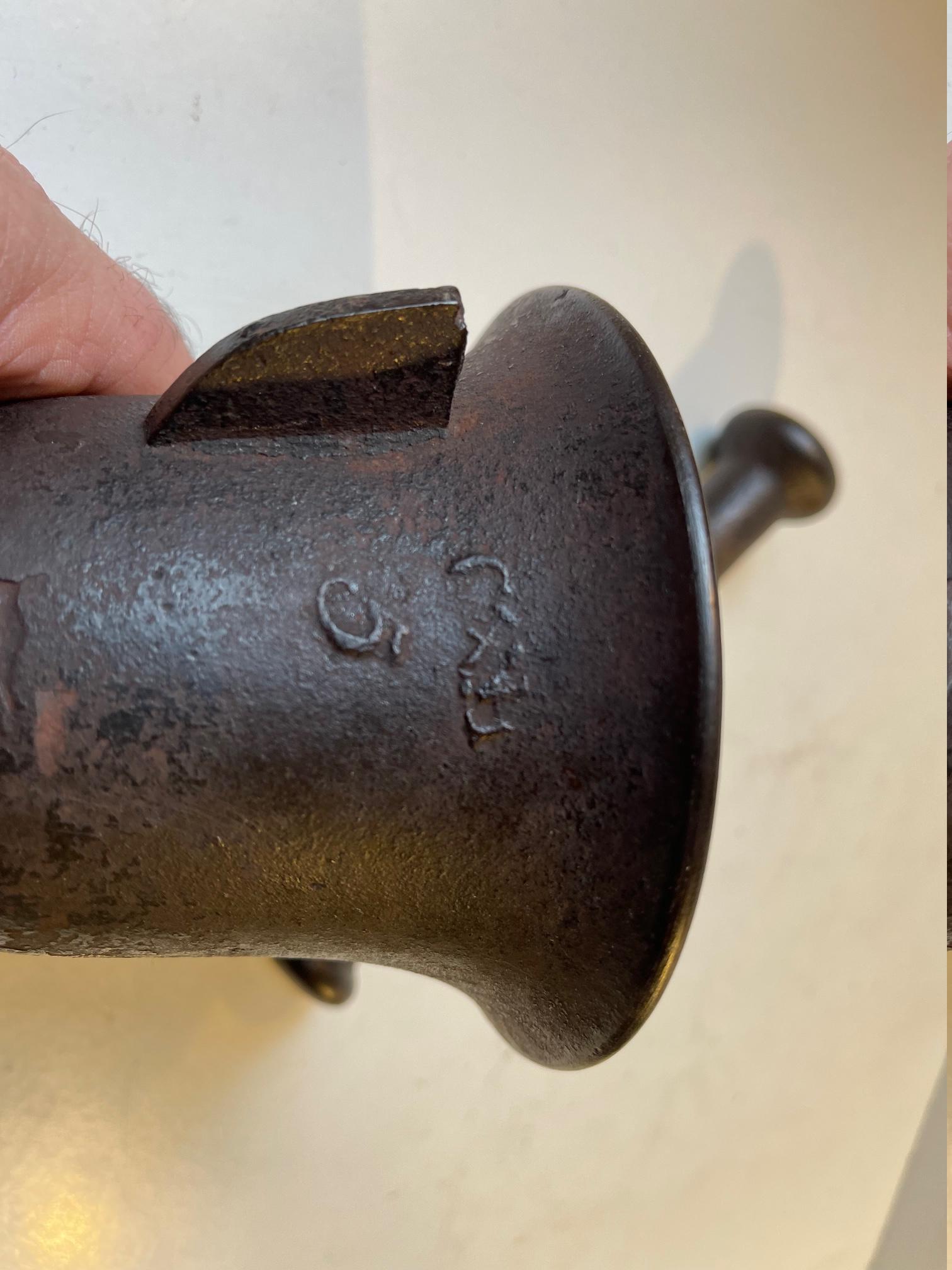 Antique Cast Iron Mortar and Pestle, 19th Century In Good Condition For Sale In Esbjerg, DK