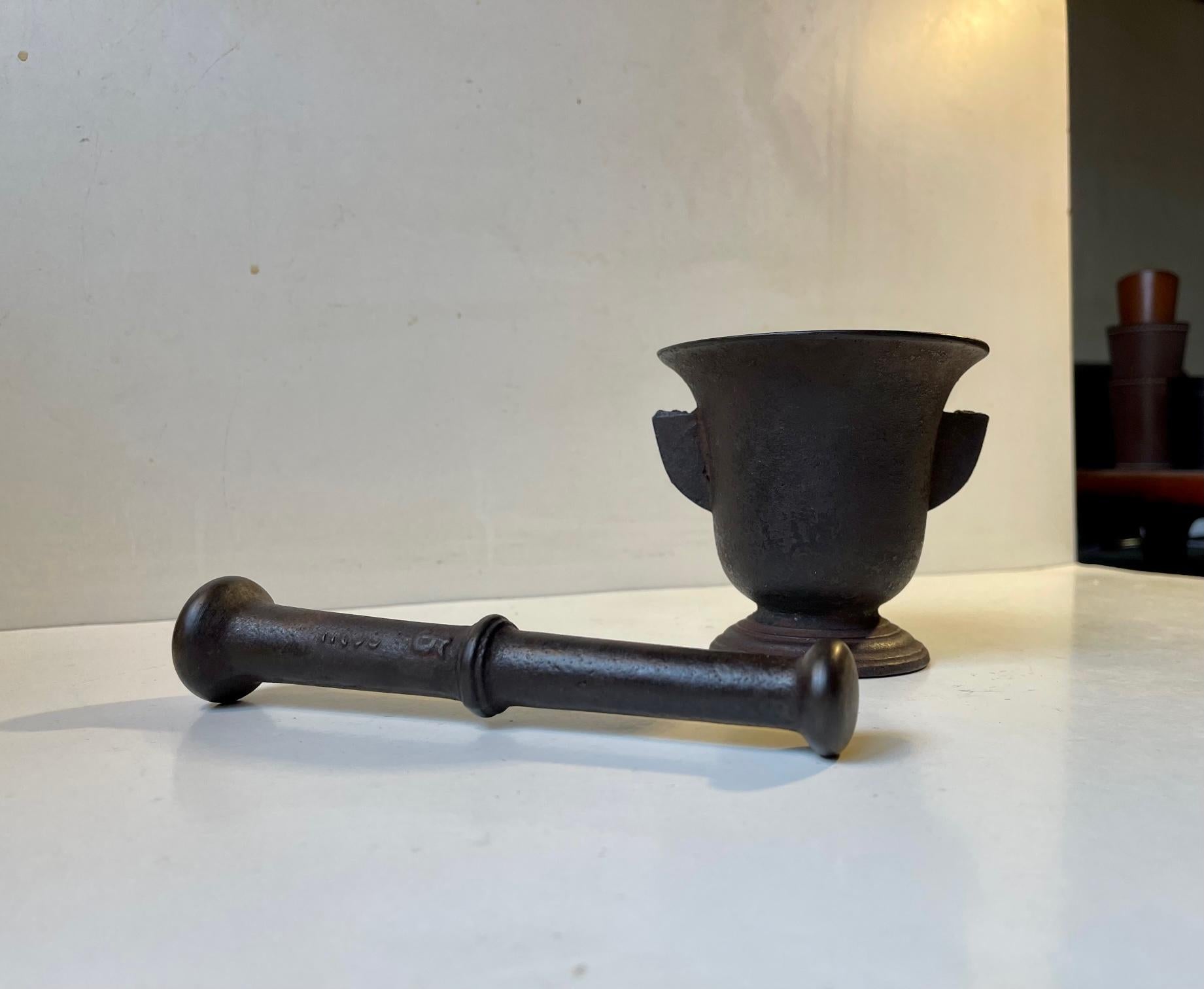 Ferro Antico mortaio e pestello in ghisa, XIX secolo in vendita