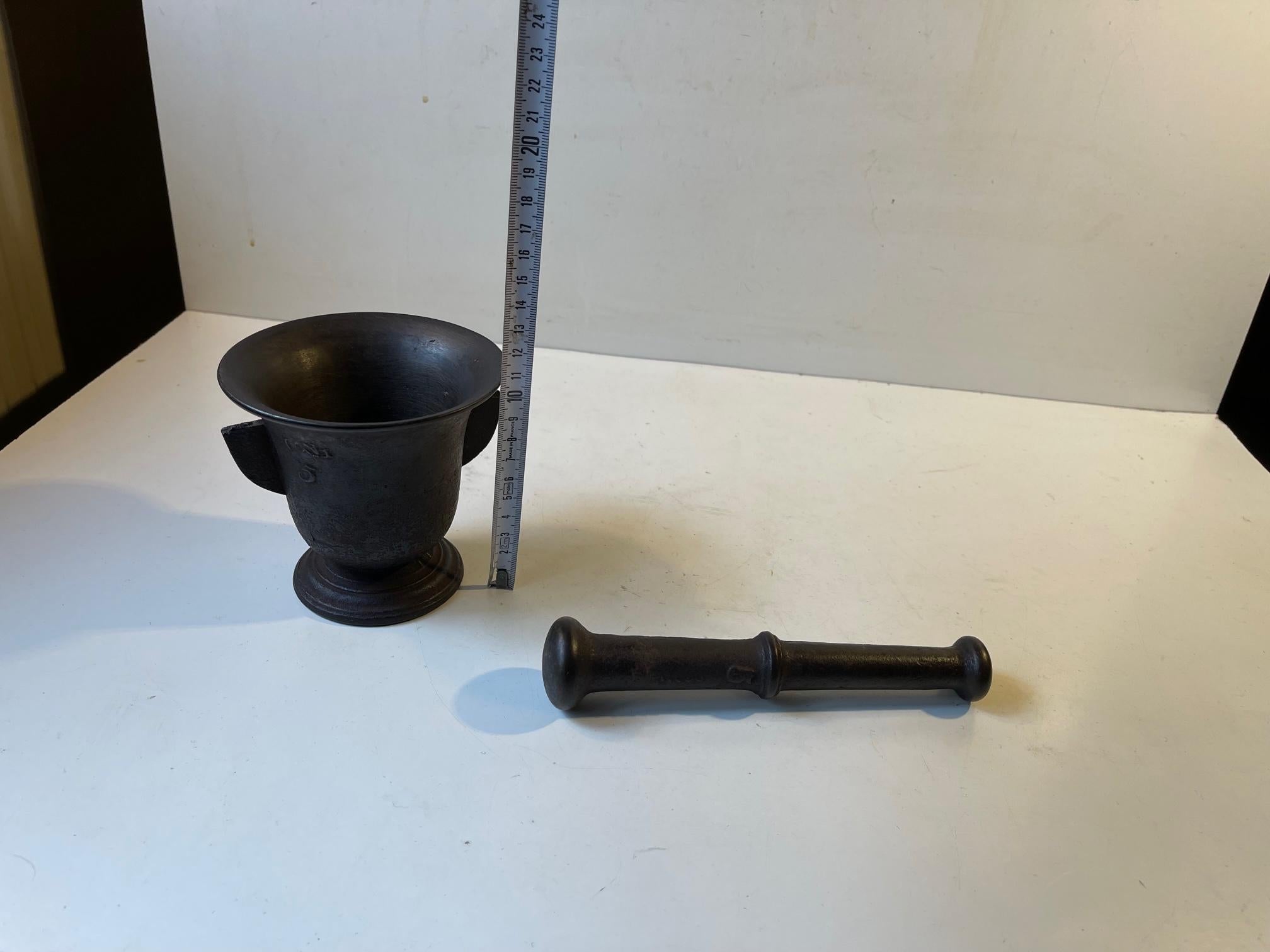 Antiker Mortar und Stößel aus Gusseisen, 19. Jahrhundert im Angebot 2