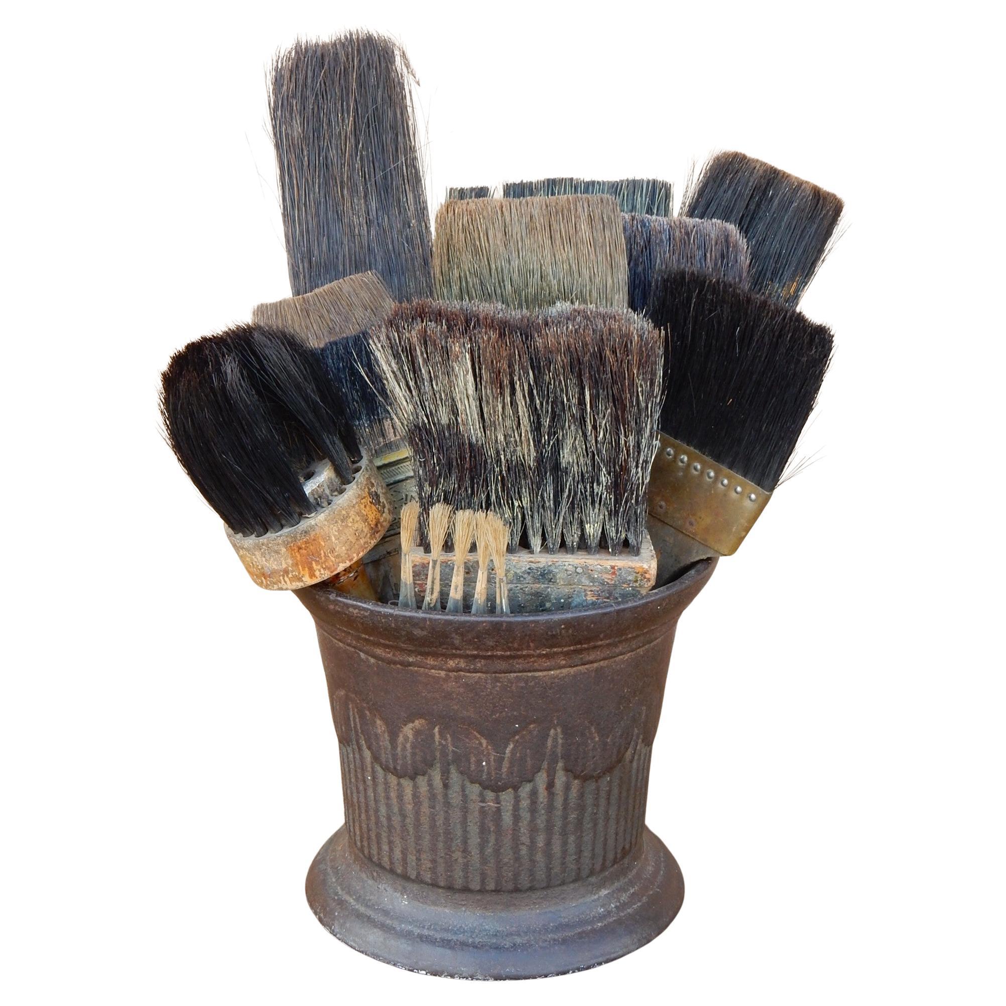 Antiker gusseiserner Mortar und verschiedener Künstlerbürsten-Kollektion, Kunstobjekt, Kunstobjekt (Volkskunst) im Angebot