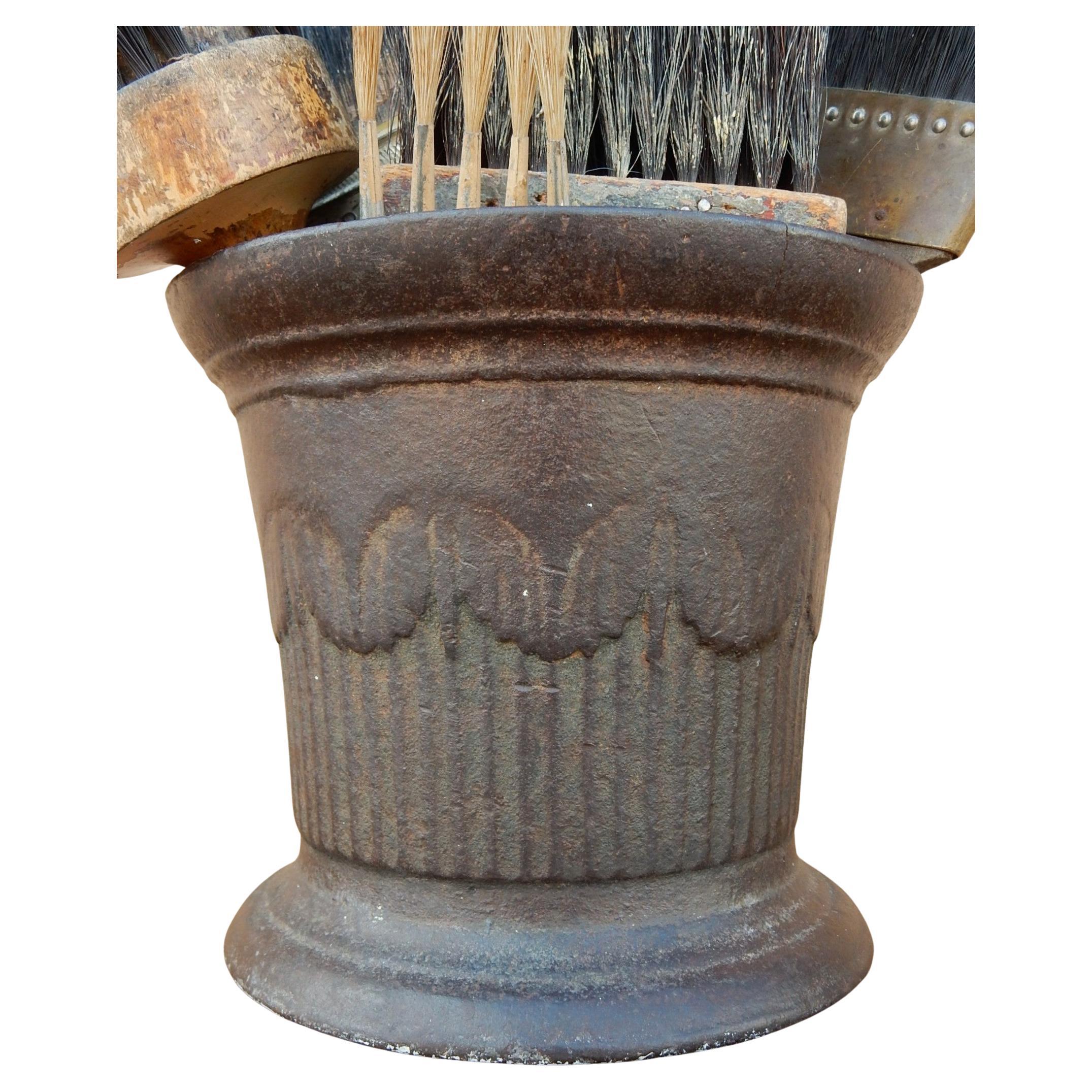 Antiker gusseiserner Mortar und verschiedener Künstlerbürsten-Kollektion, Kunstobjekt, Kunstobjekt (amerikanisch) im Angebot