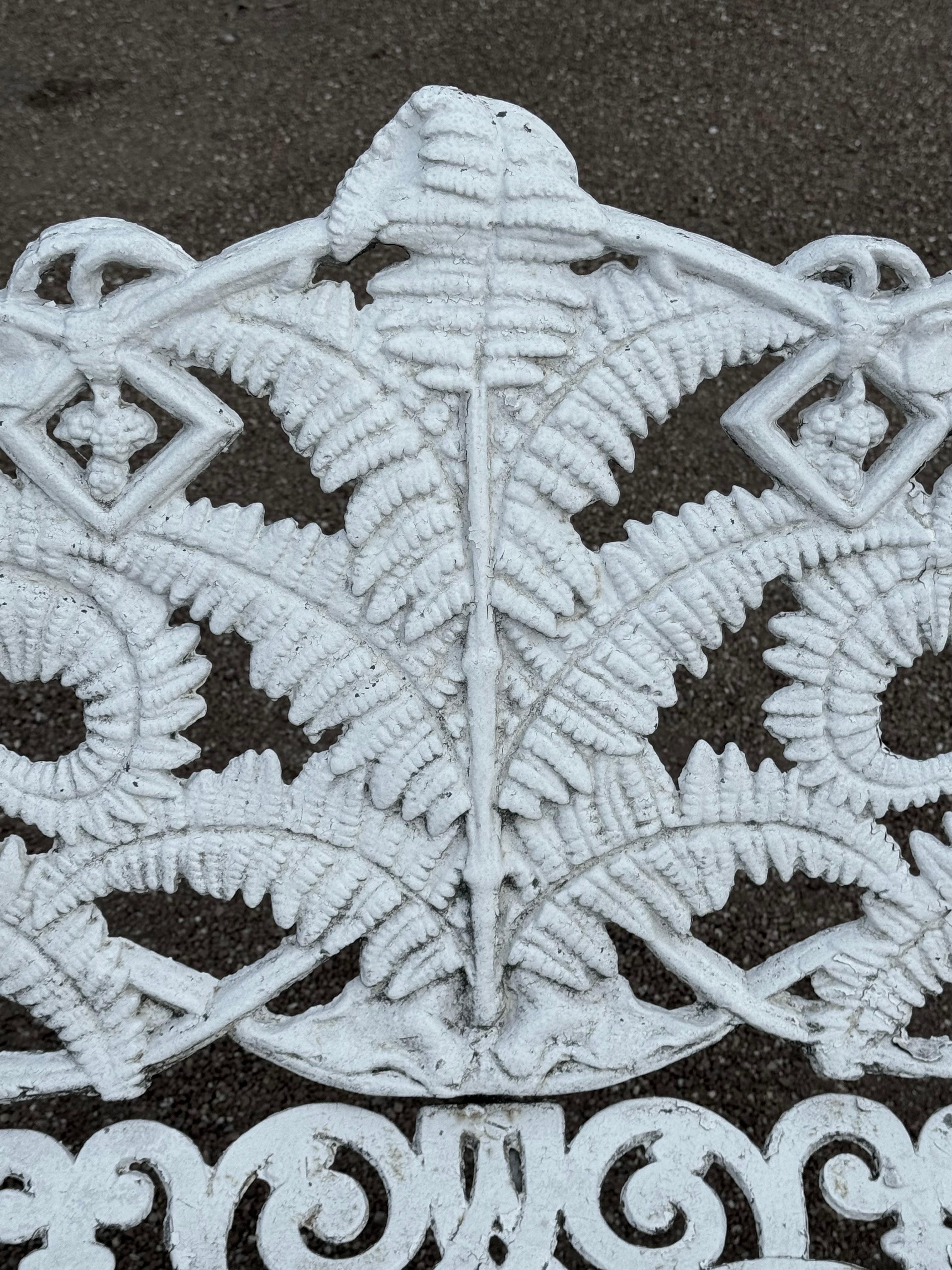 Antike Gartenbank aus Gusseisen – bemaltes weißes Fern- und Blackberry-Muster (Britisch) im Angebot