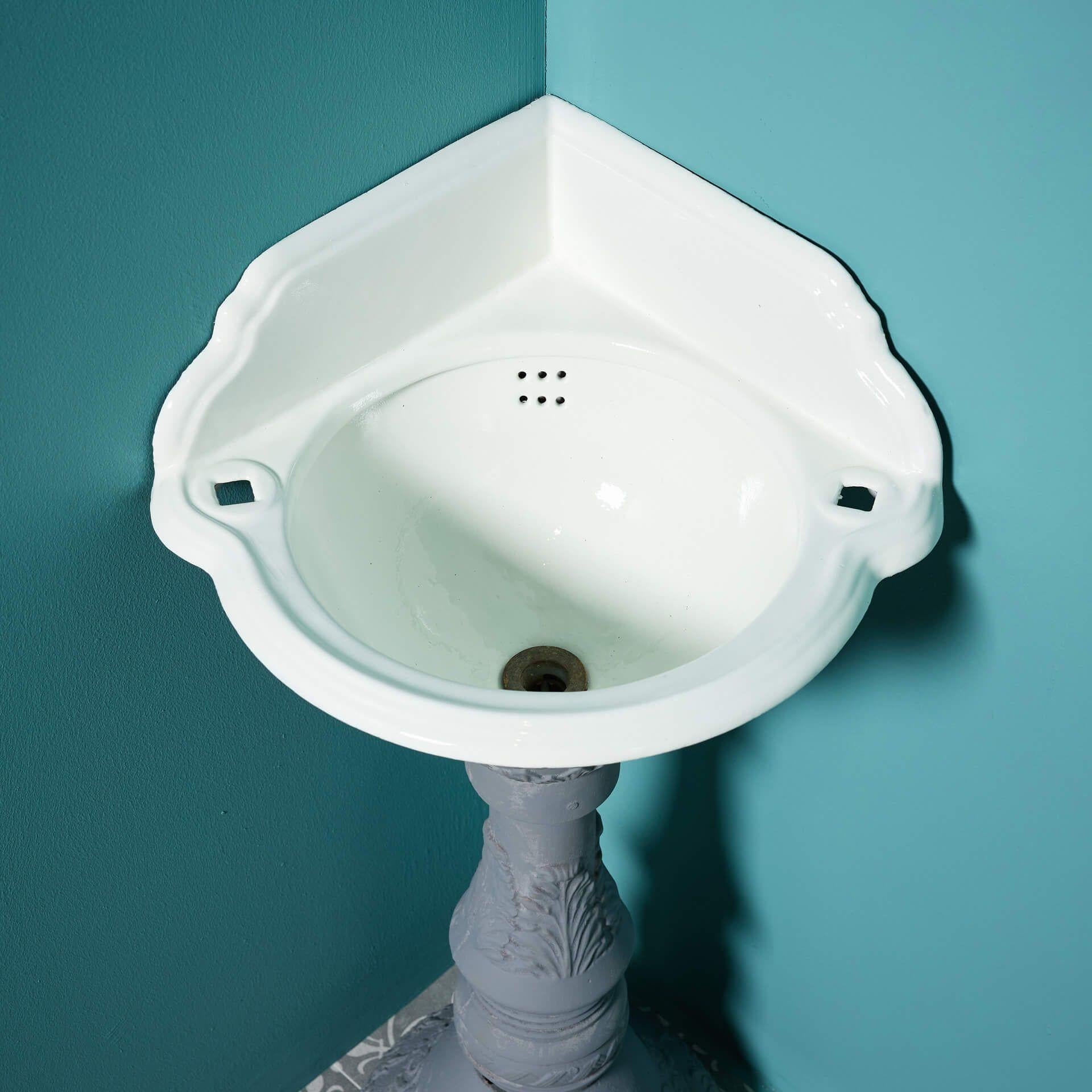 Victorien Aquarelle d'angle ancienne à piédestal en fonte en vente