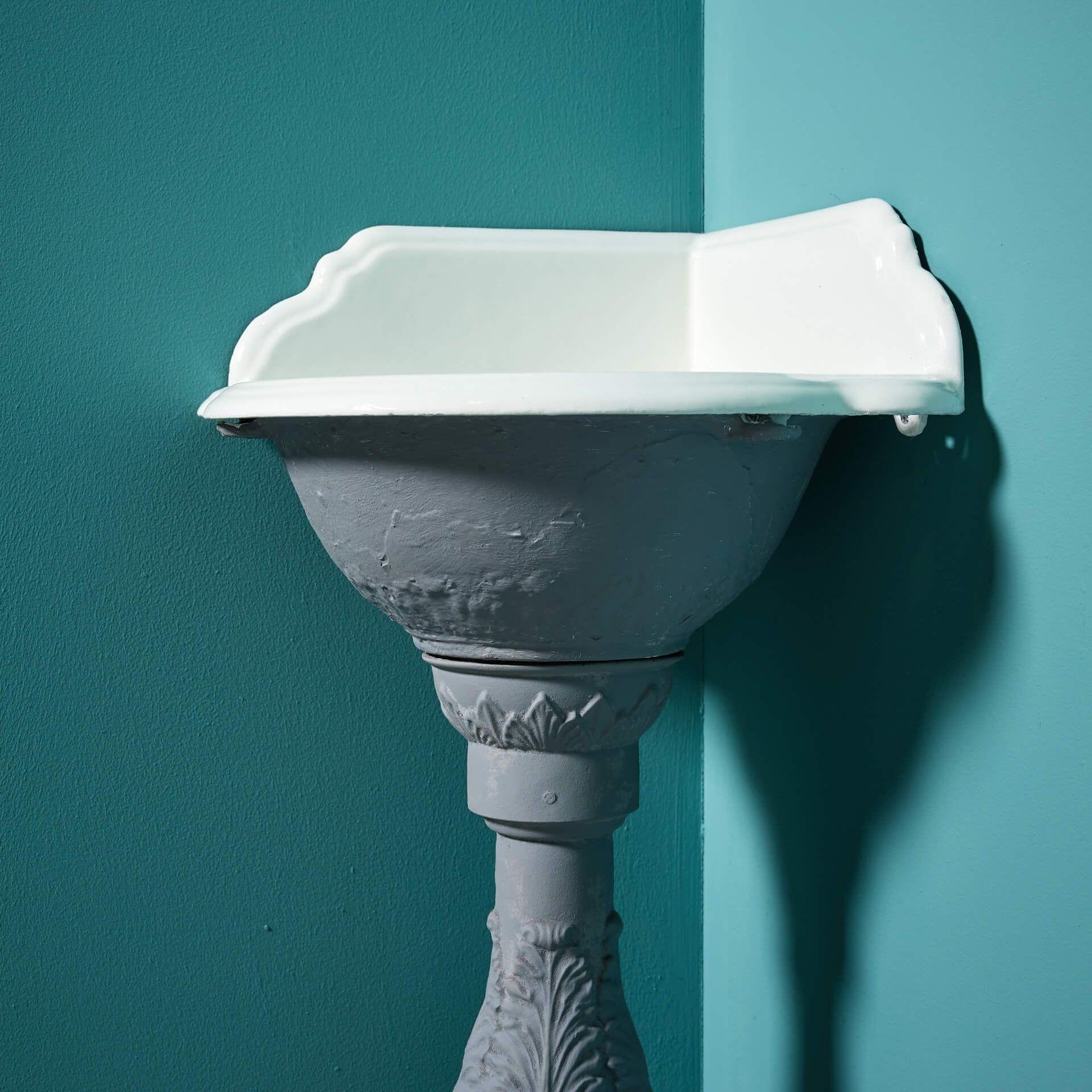 Anglais Aquarelle d'angle ancienne à piédestal en fonte en vente