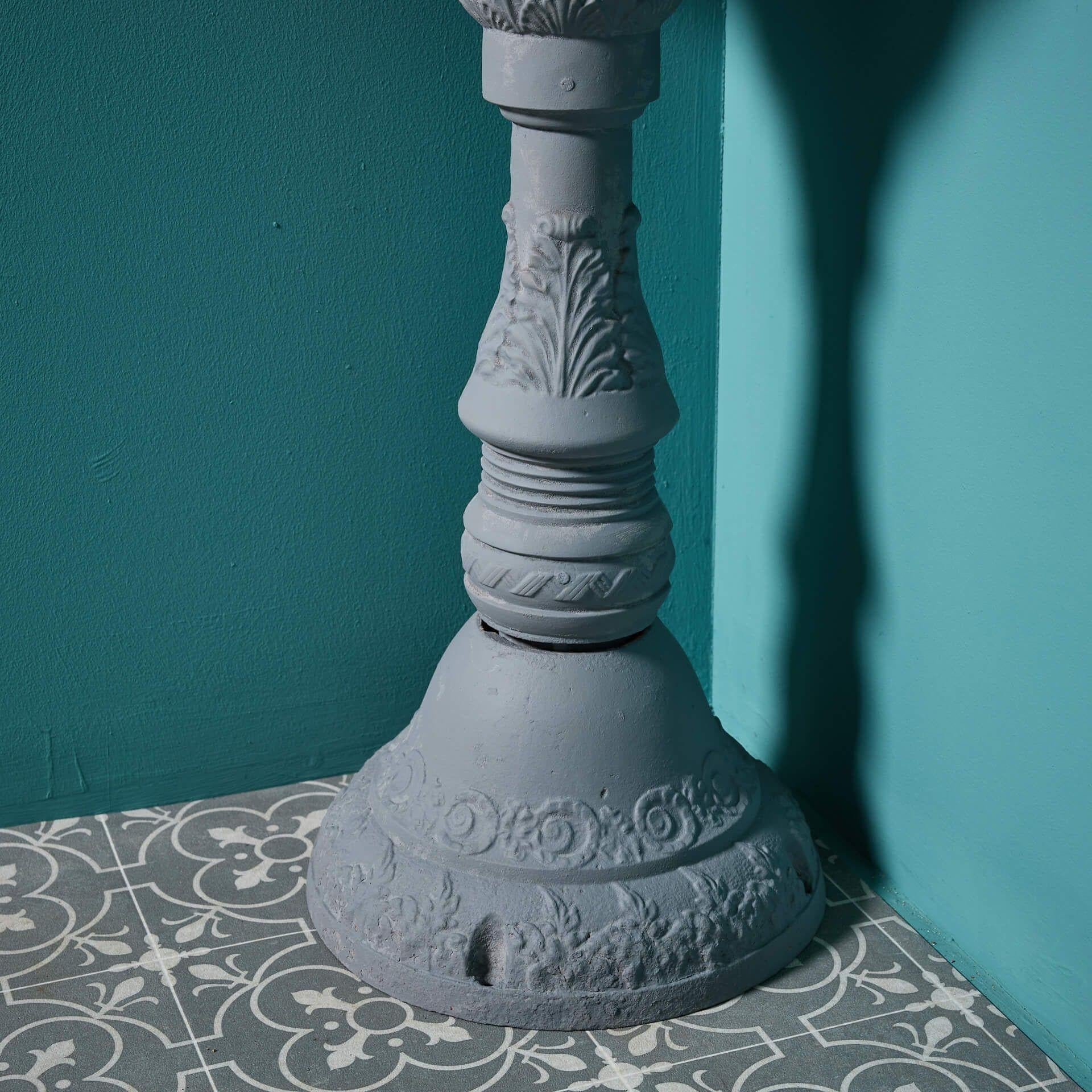 Moulage Aquarelle d'angle ancienne à piédestal en fonte en vente