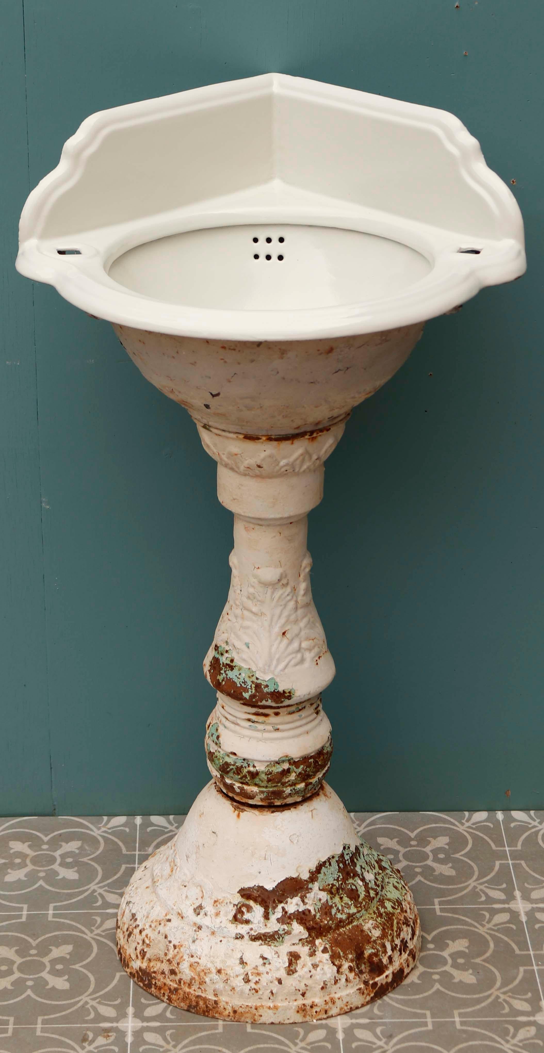 Antique Cast Iron Pedestal Corner Basin In Good Condition For Sale In Wormelow, Herefordshire