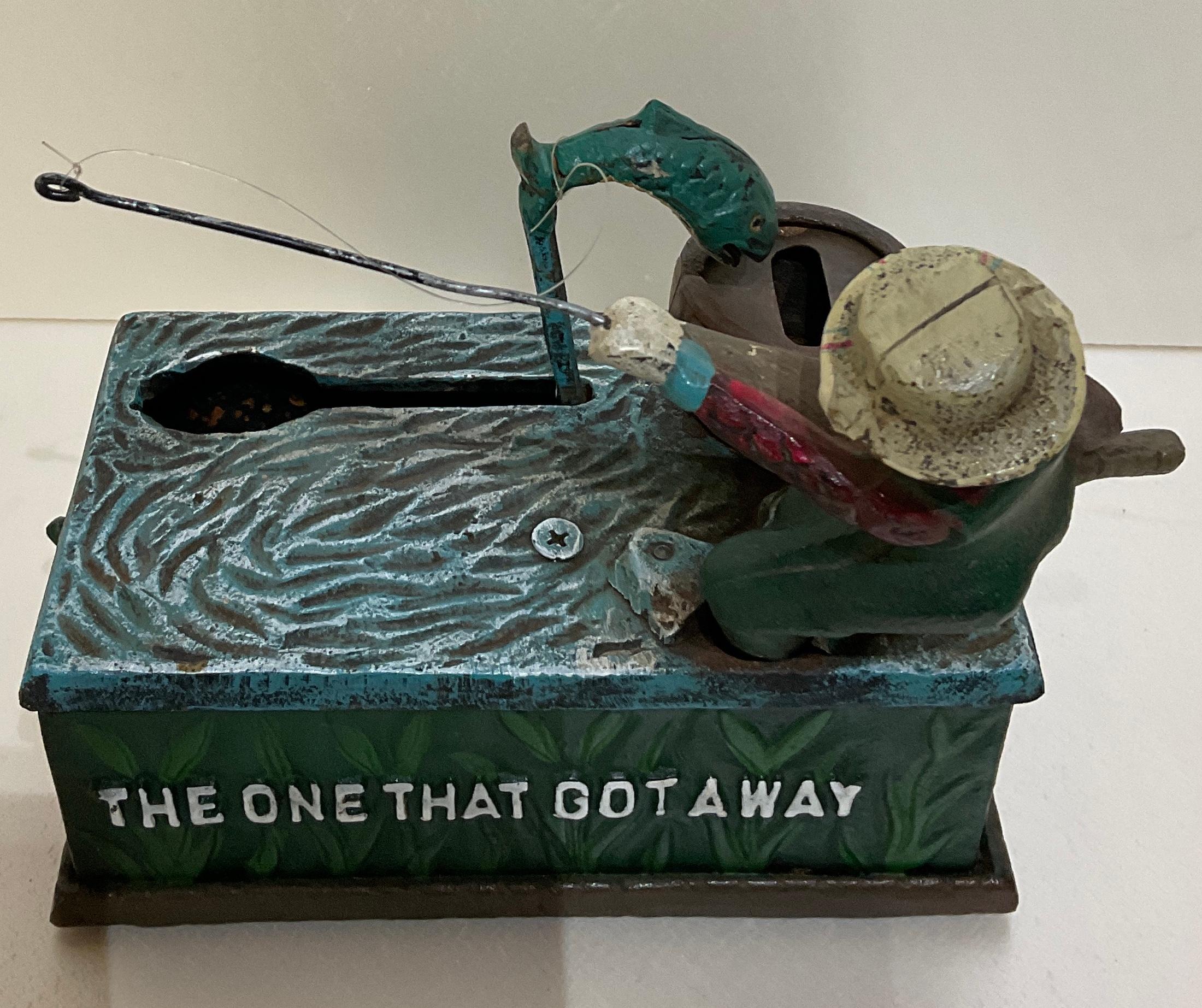 Antike gusseiserne Penny oder Geldbörse Junge Fischen markiert „The One That Got Away“ im Zustand „Gut“ im Angebot in Miami, FL