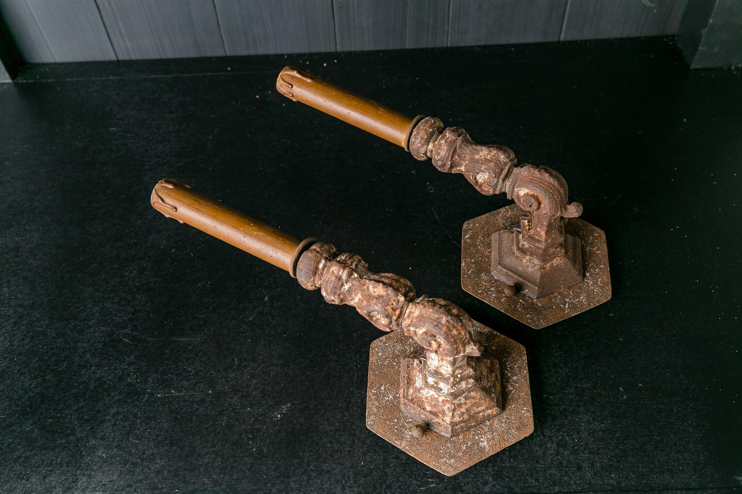 Queste applique hanno una bellissima patina. Sono state realizzate delle placche posteriori personalizzate per abbinarsi alla finitura verniciata antica. Sono disponibili due coppie. Sono stati cablati per gli Stati Uniti. Queste applique sono un