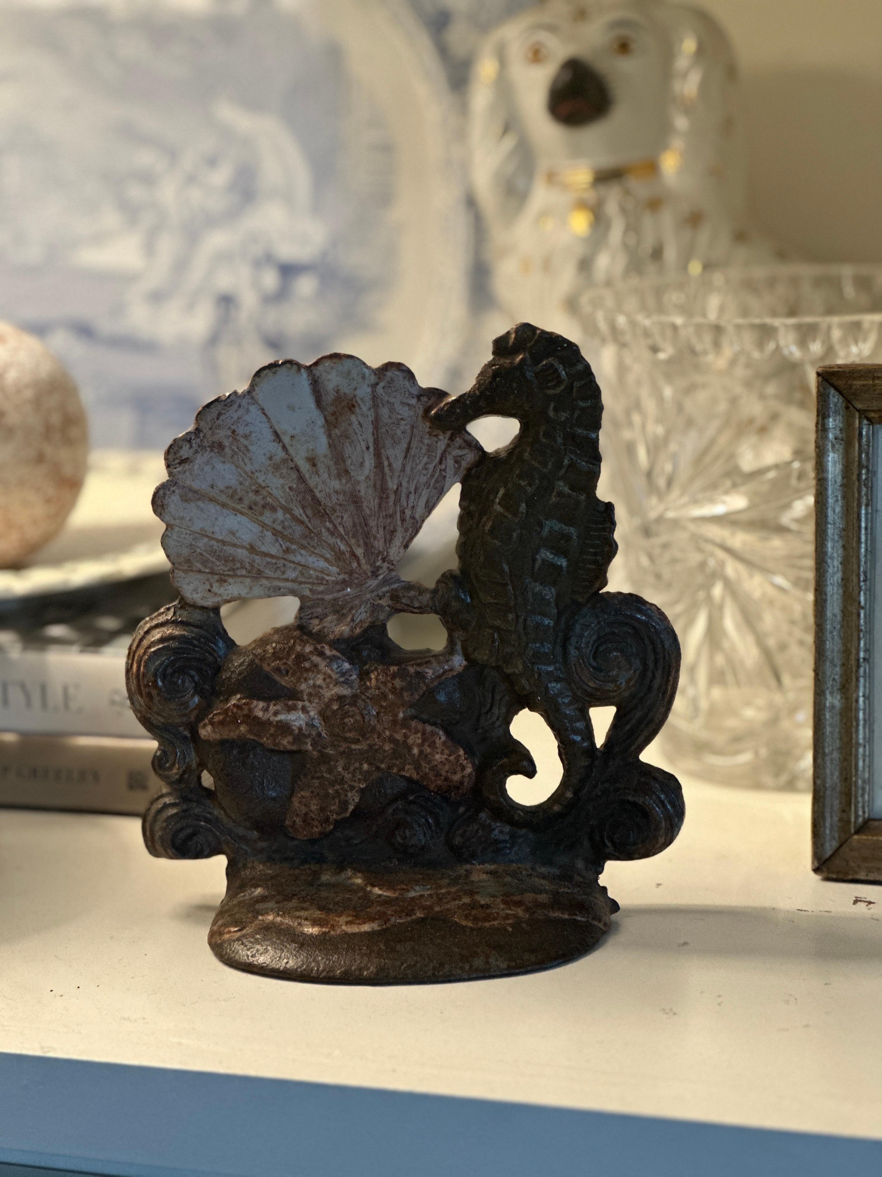 Bellissimo fermaporta o fermalibri di grandi dimensioni in ghisa policroma con cavalluccio marino e stella marina. 

Il fermaporta originale in ghisa dipinta del XIX secolo presenta un'ottima patina. Questo pesante fermaporta sarebbe un'aggiunta