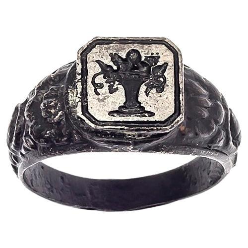 Antique Bague de Signet en Fonte Bouquet de Fleurs et de Fruits dans un Vase