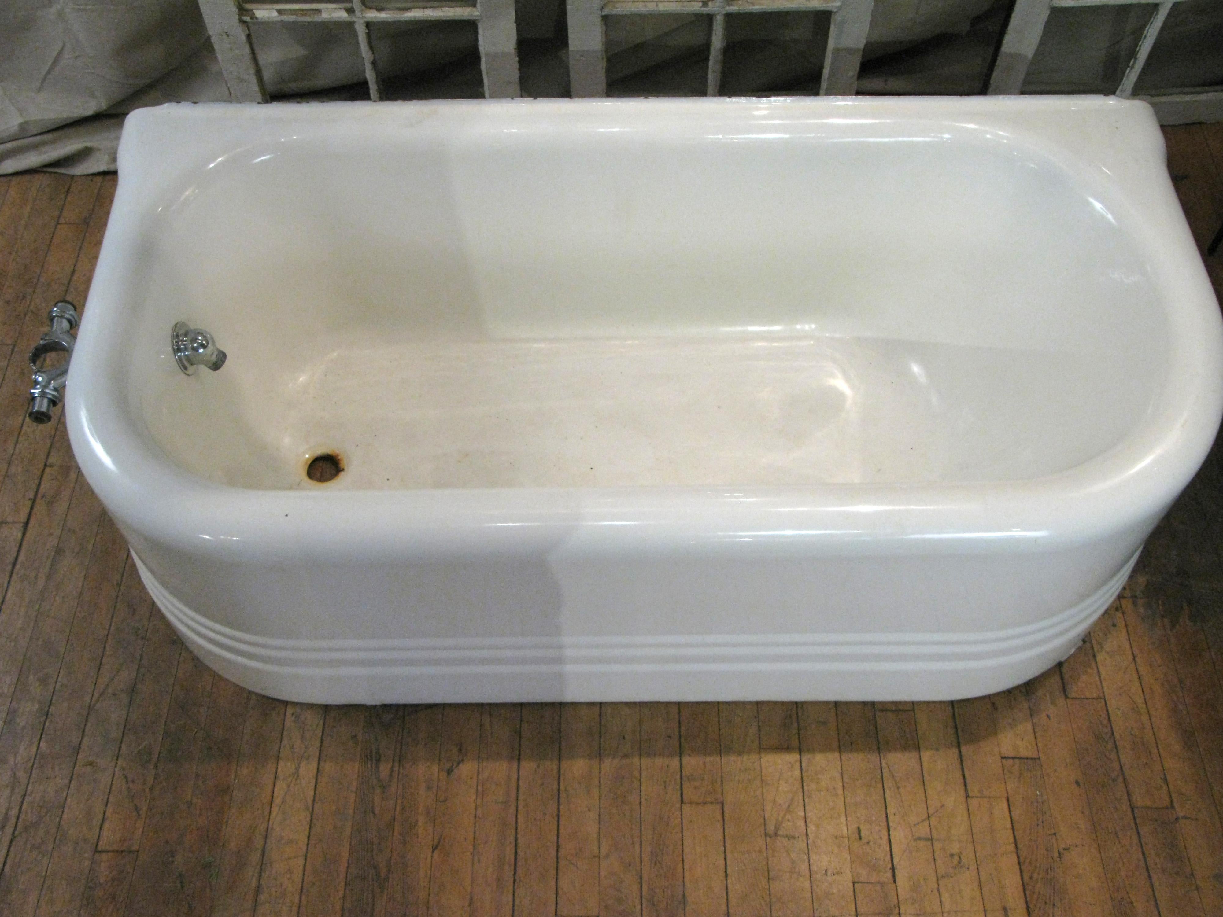 Antique Cast Iron Soaking Tub In Good Condition In Hudson, NY