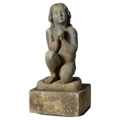Statua antica in ghisa di un bambino in preghiera
