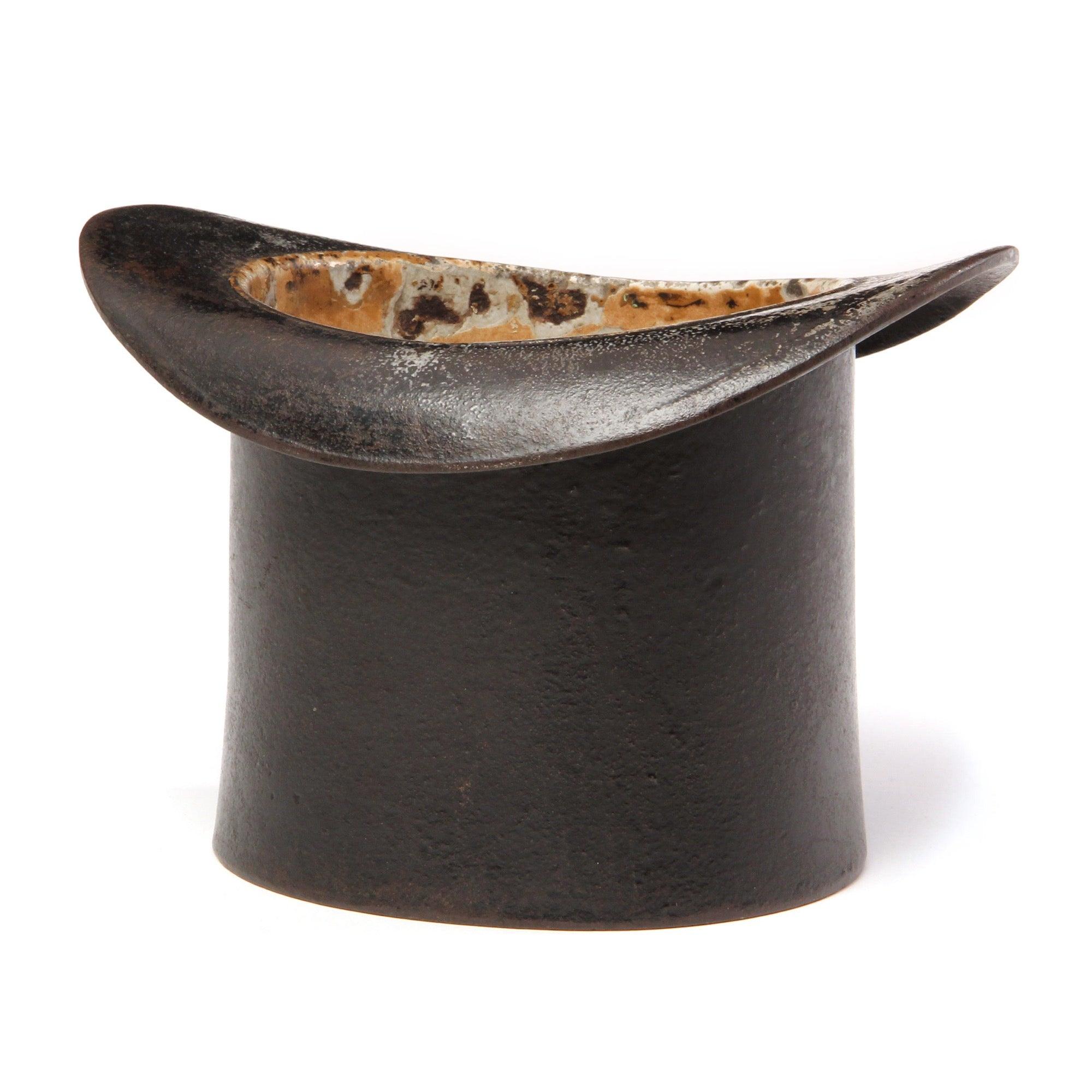 Un insolito e bellissimo vaso sputacchiera in ghisa con patina originale che ha la forma di un cappello a cilindro da gentiluomo.