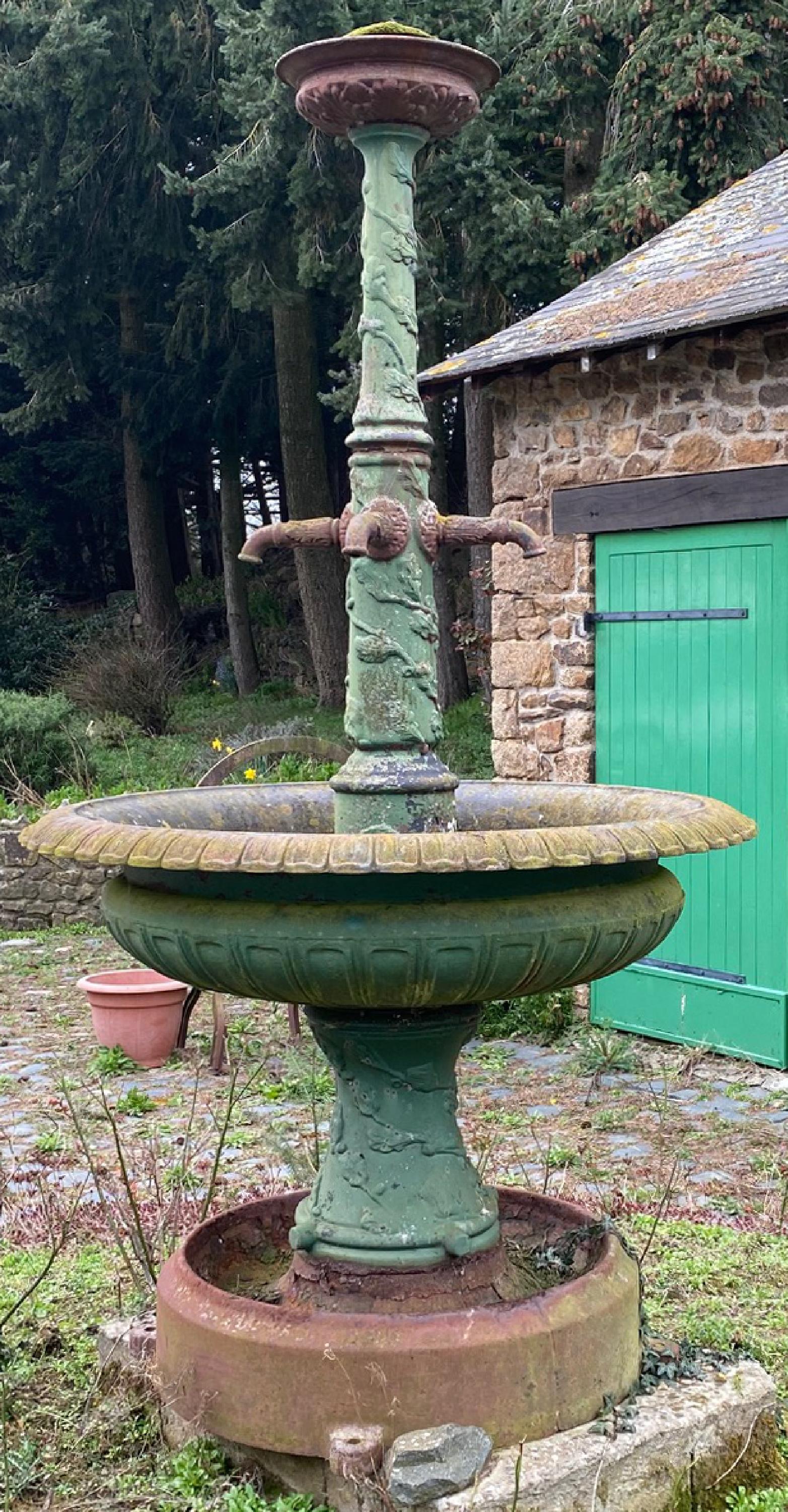 This drinkable city fountain was made at the end of the 19th century. Its circular basin has the same classic form from the precedent centuries, it is put on a foot decorated with oak leaves and acorns. There is on the basin center a column
