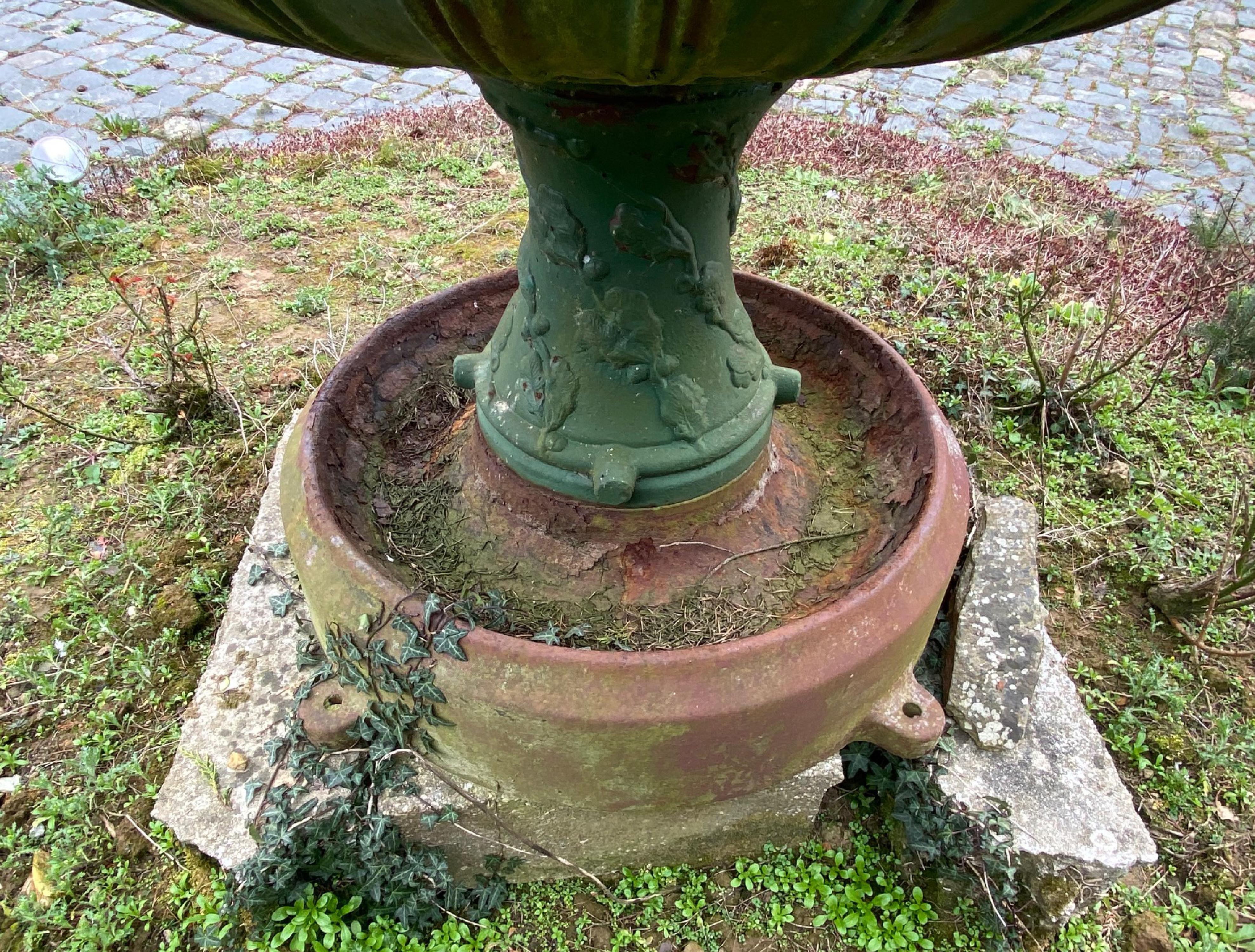 Antique Cast Iron Town Fountain with Oak Leaf Decoration In Good Condition In SAINT-OUEN-SUR-SEINE, FR