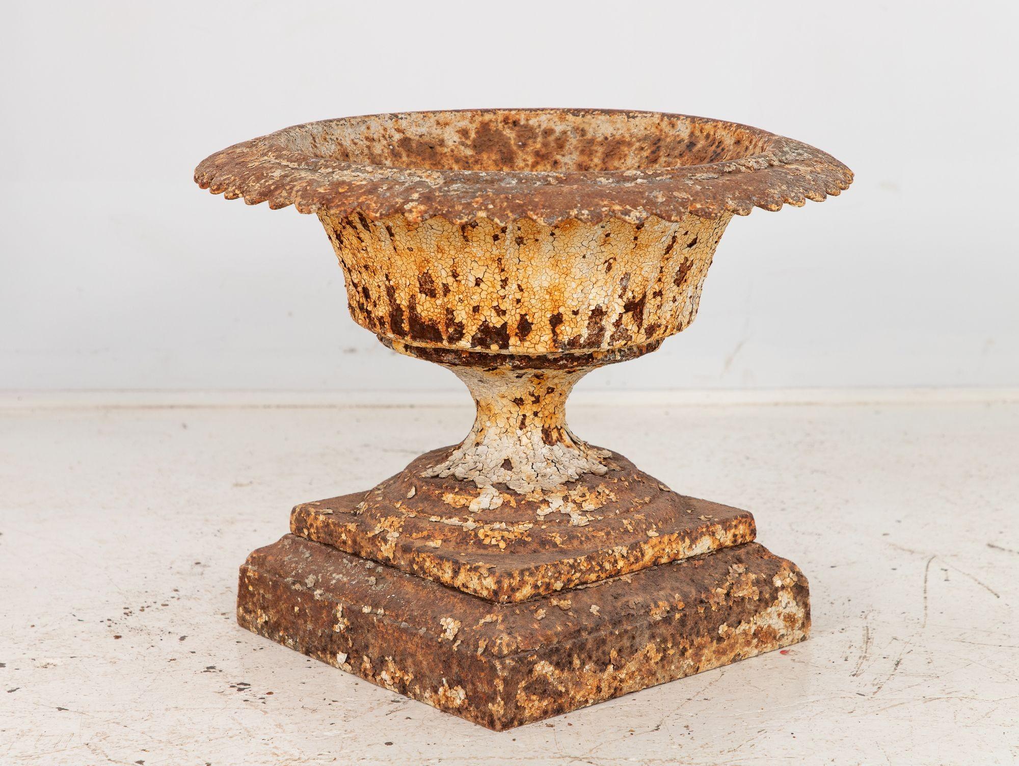 Antique Cast Iron Urn English Classically Styled Planter, Victorian 19th Century For Sale 3