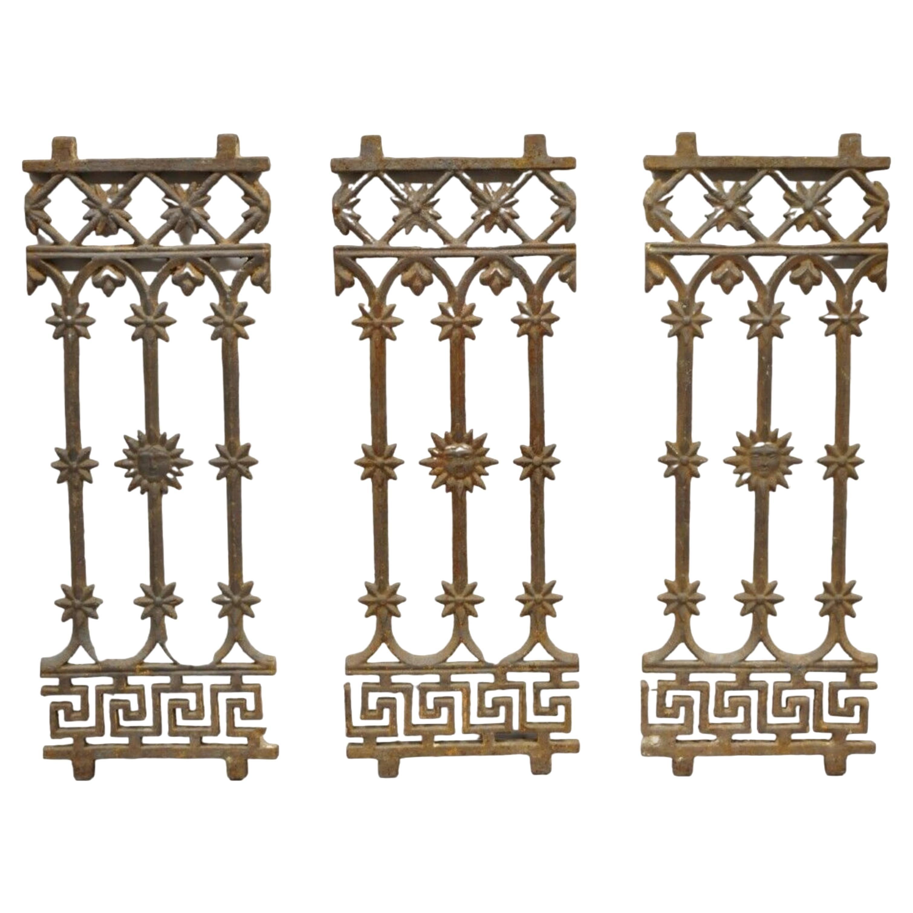 Decor de clôture de jardin victorienne en fonte ancienne avec clé grecque Sun Face - chacune