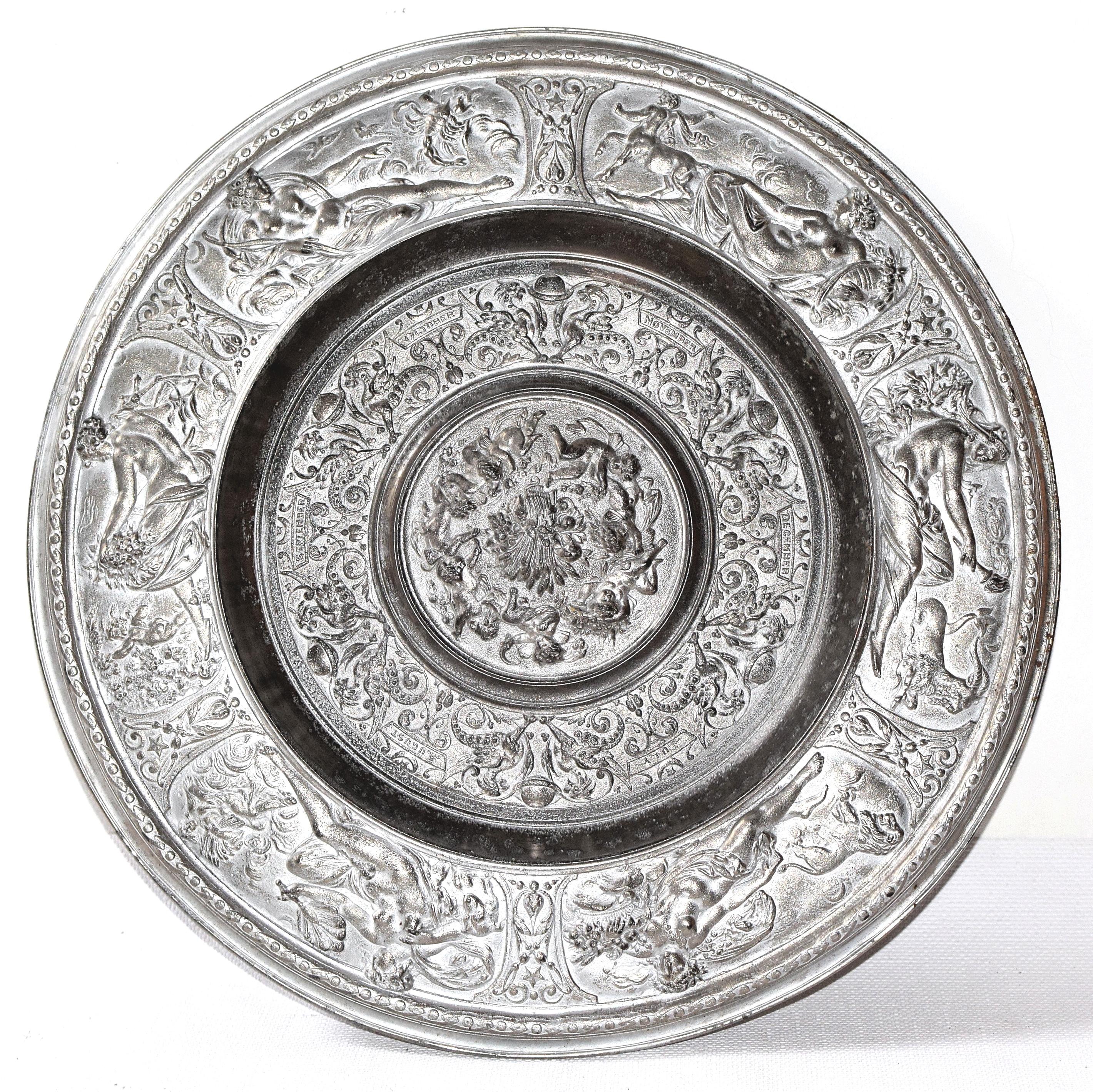 Due pannelli da parete in ghisa molto grandi del primo periodo storicista.

Raffigura i 12 segni zodiacali con descrizioni in inglese.

Diametro: 51 cm ciascuno

Prodotto da August Kitschelt, fornitore della Corte Imperiale. An He espose, tra