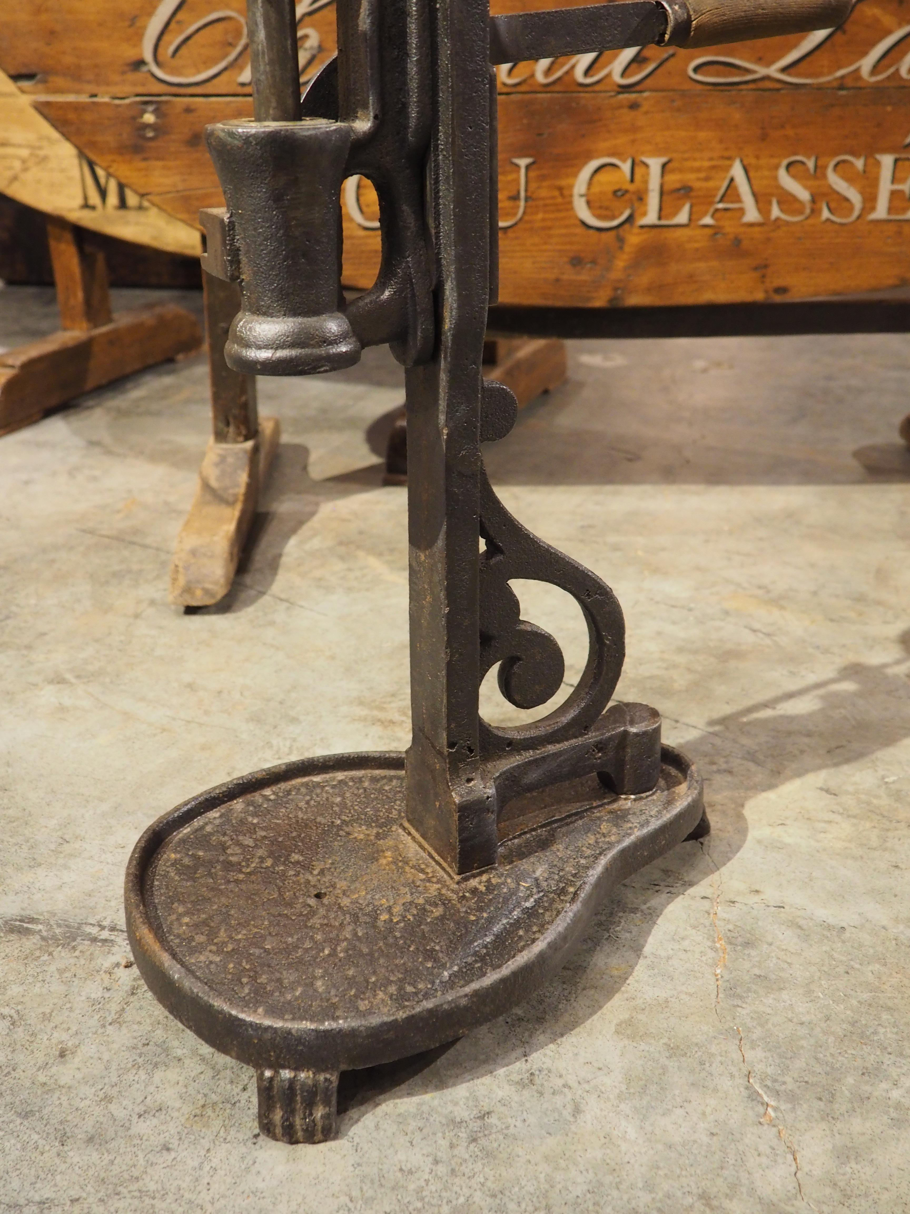 Antica macchina per tappare il vino in ghisa proveniente dalla Francia, circa 1900 in vendita 4