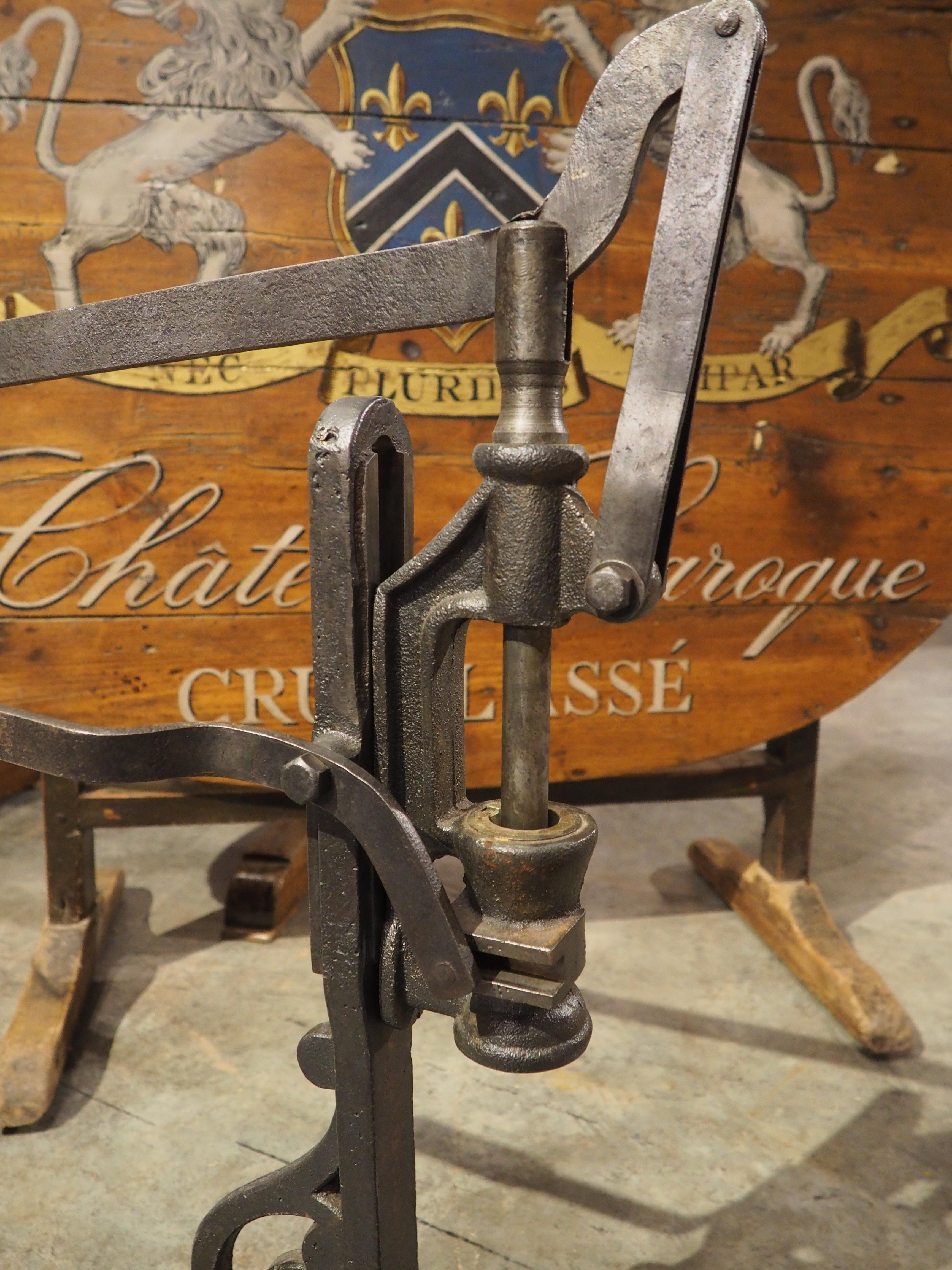 Questa macchina per tappare il vino in ghisa, perfetta per una stanza del vino o una cucina, è stata prodotta intorno al 1900. Conosciuta in Francia come bouchonneuse, la tappatrice veniva utilizzata per sigillare le bottiglie di vino prima