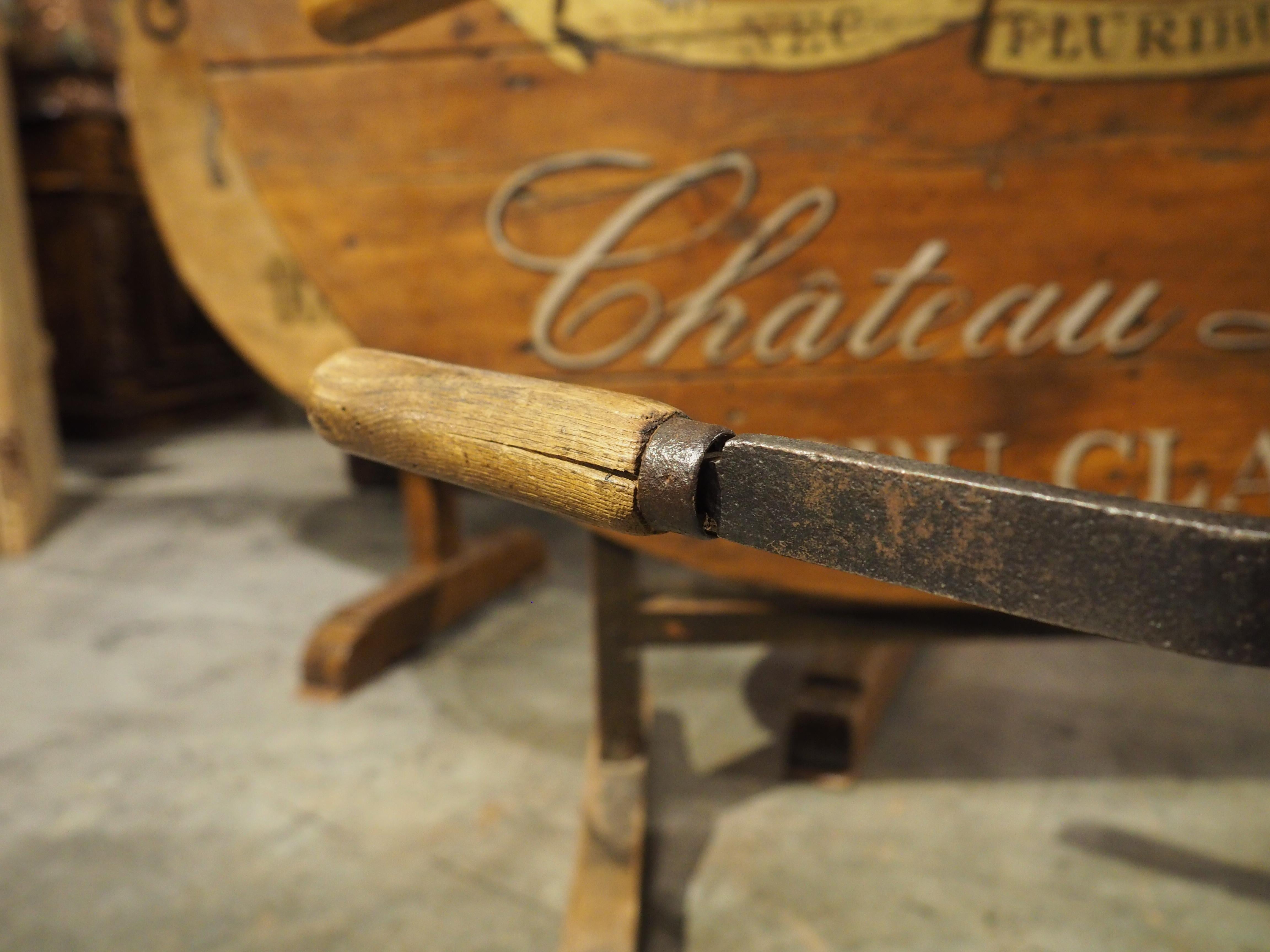 Francese Antica macchina per tappare il vino in ghisa proveniente dalla Francia, circa 1900 in vendita