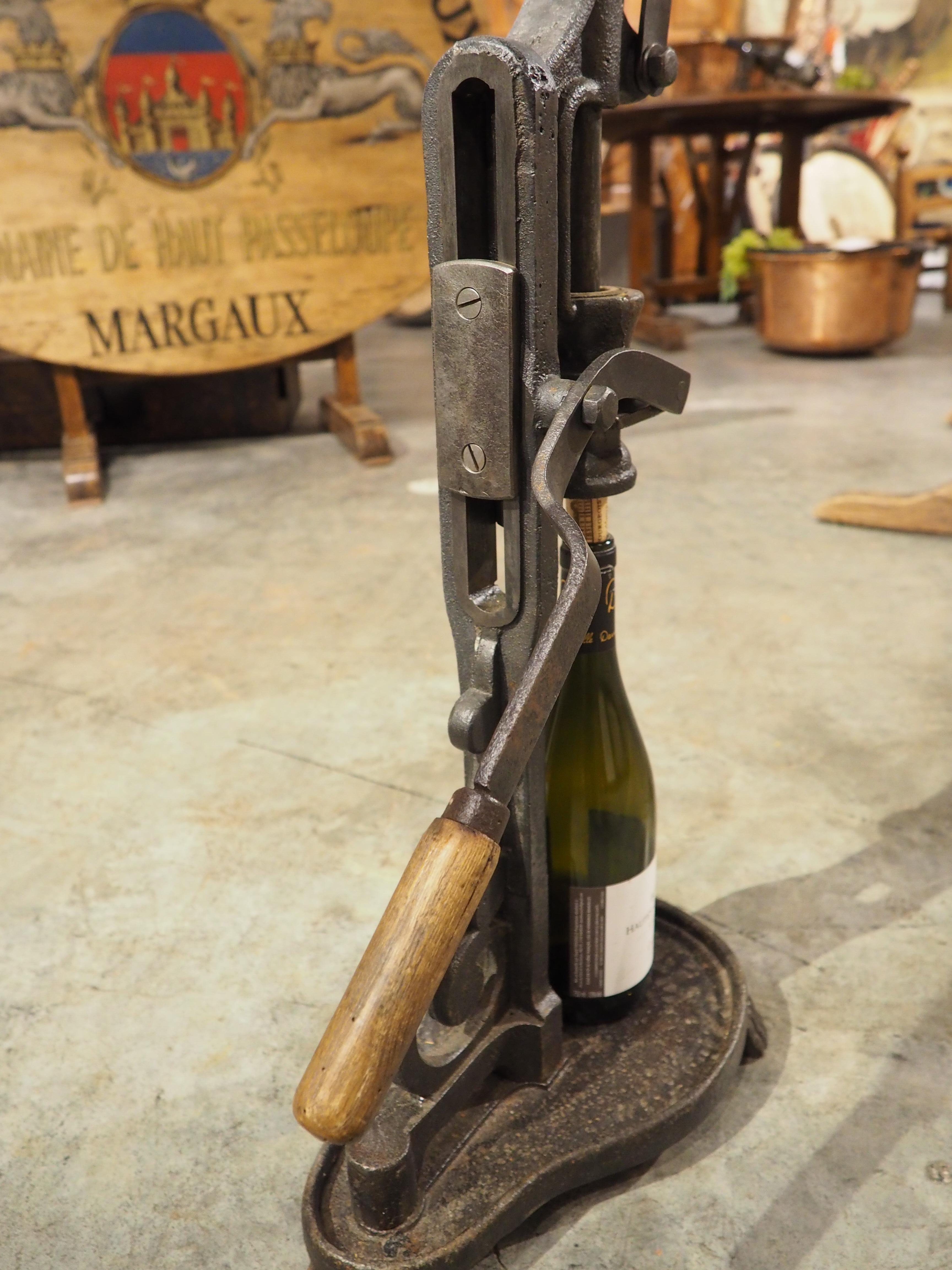 Antica macchina per tappare il vino in ghisa proveniente dalla Francia, circa 1900 In condizioni buone in vendita a Dallas, TX