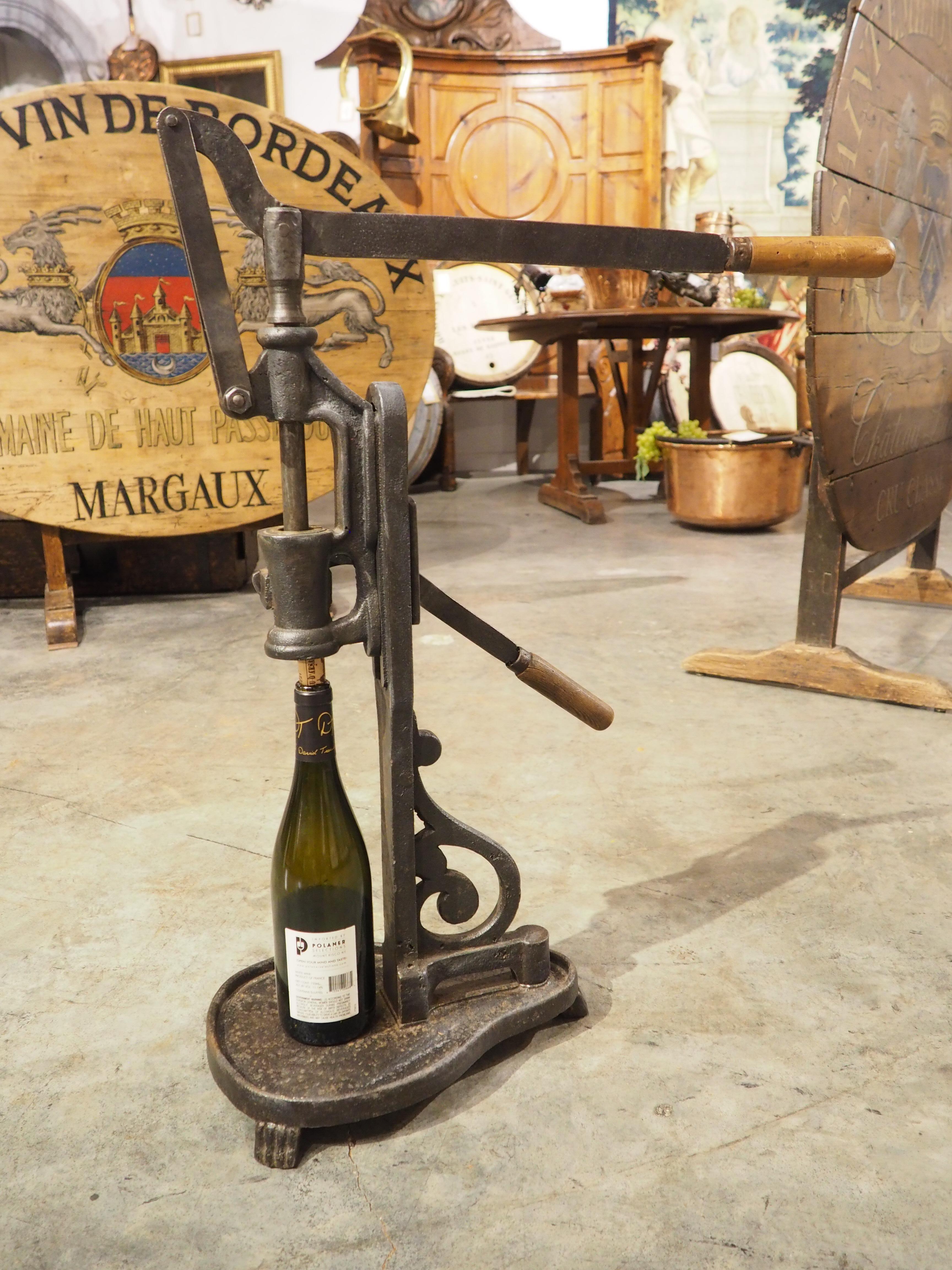 XX secolo Antica macchina per tappare il vino in ghisa proveniente dalla Francia, circa 1900 in vendita