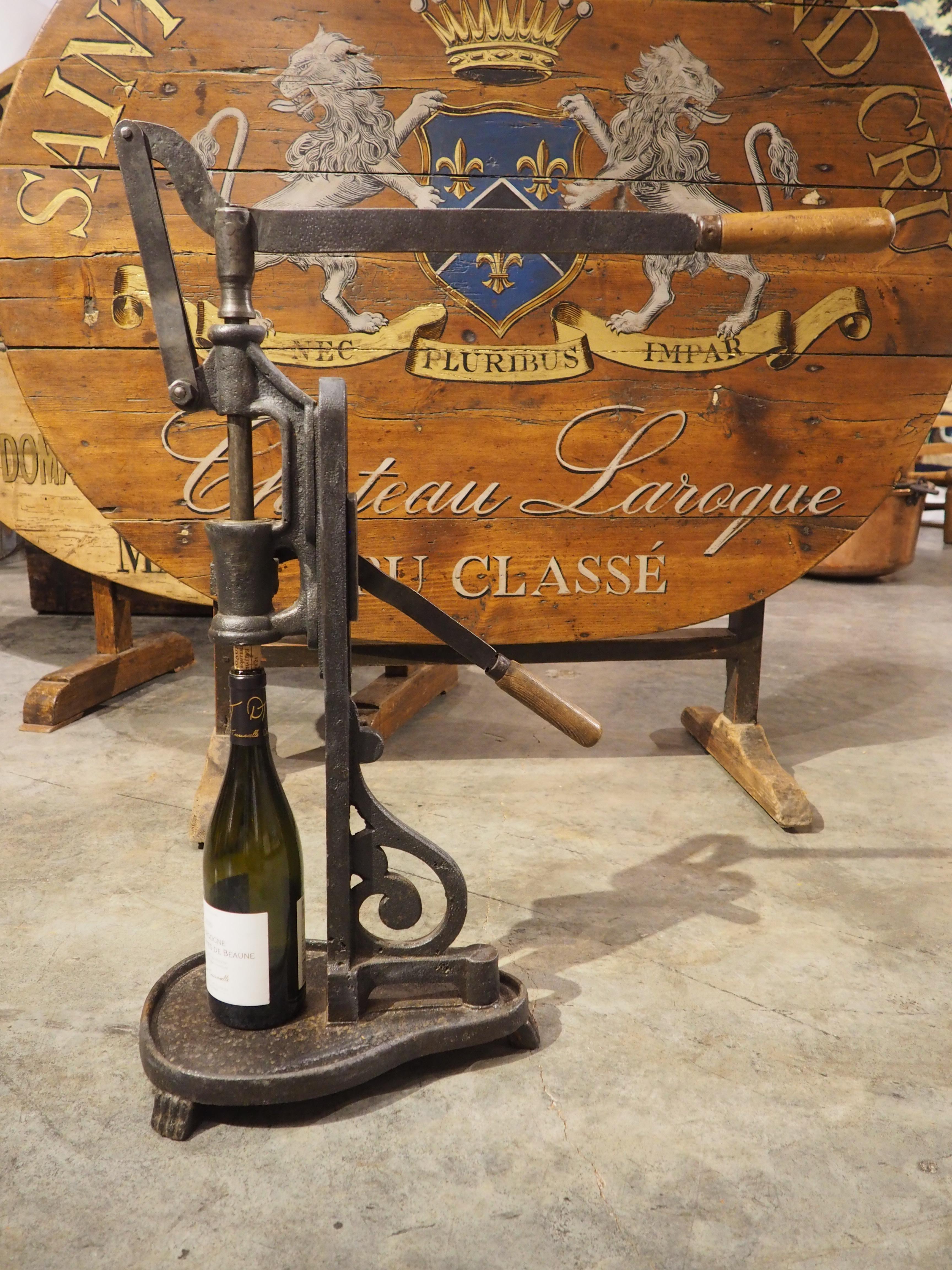 Metallo Antica macchina per tappare il vino in ghisa proveniente dalla Francia, circa 1900 in vendita