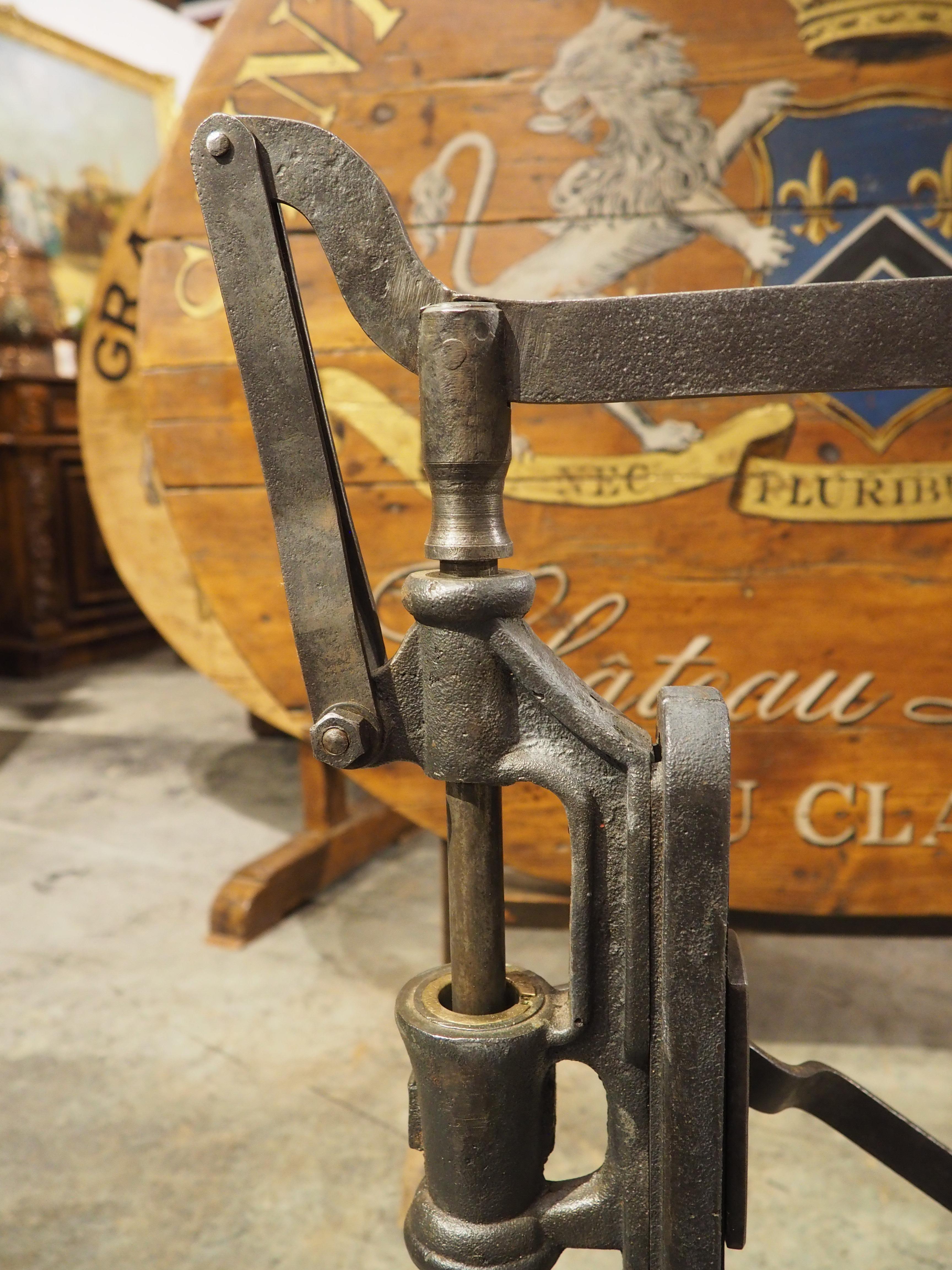 Antica macchina per tappare il vino in ghisa proveniente dalla Francia, circa 1900 in vendita 1