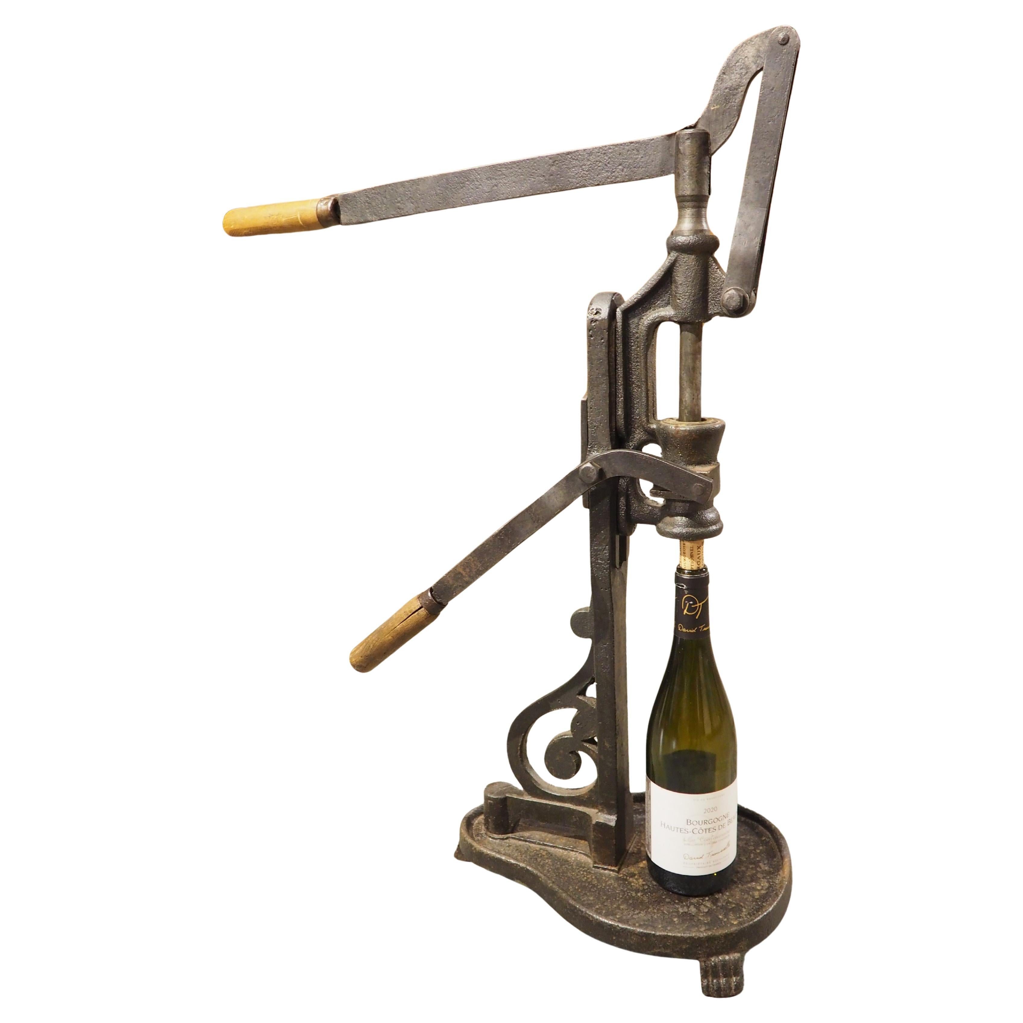 Antica macchina per tappare il vino in ghisa proveniente dalla Francia, circa 1900