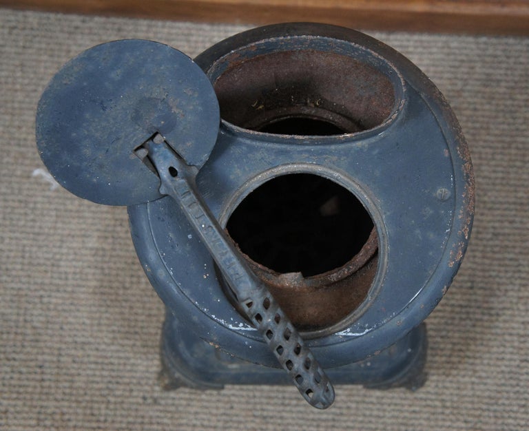 https://a.1stdibscdn.com/antique-cast-iron-wood-burning-pot-belly-stove-railroad-sad-iron-stove-hook-for-sale-picture-4/f_53432/1618722252994/DSC00973_master.JPG?width=768