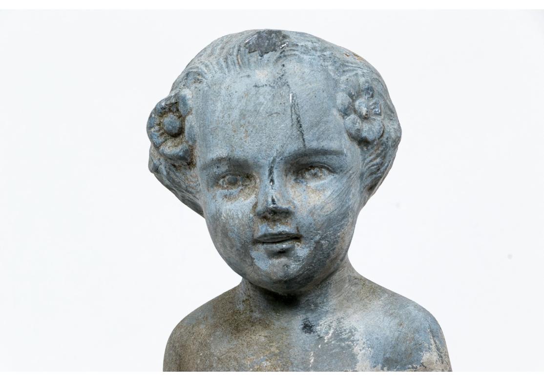 Die Figur eines Putto im französischen Stil, der eine Sichel und eine Weizengarbe hält, stellt die Ernte als eine der vier Jahreszeiten dar. Steht auf einem achteckigen Sockel. 

Abmessungen:

27