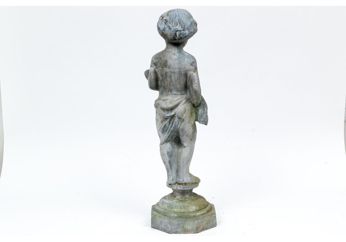 Antike Gartenstatue einer Putte aus Bleiguss im französischen Stil einer Putte mit Weizengarbe-Blatt (Französische Provence) im Angebot