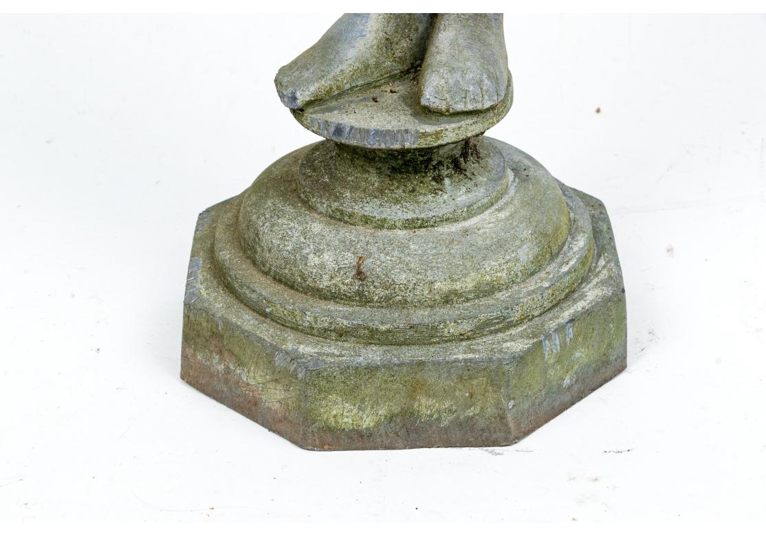 Antike Gartenstatue einer Putte aus Bleiguss im französischen Stil einer Putte mit Weizengarbe-Blatt (Gegossen) im Angebot