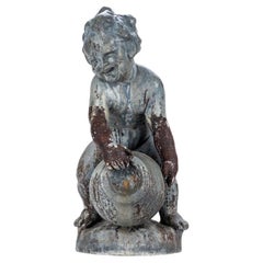 Antigua figura de jardín de plomo fundido de un putto