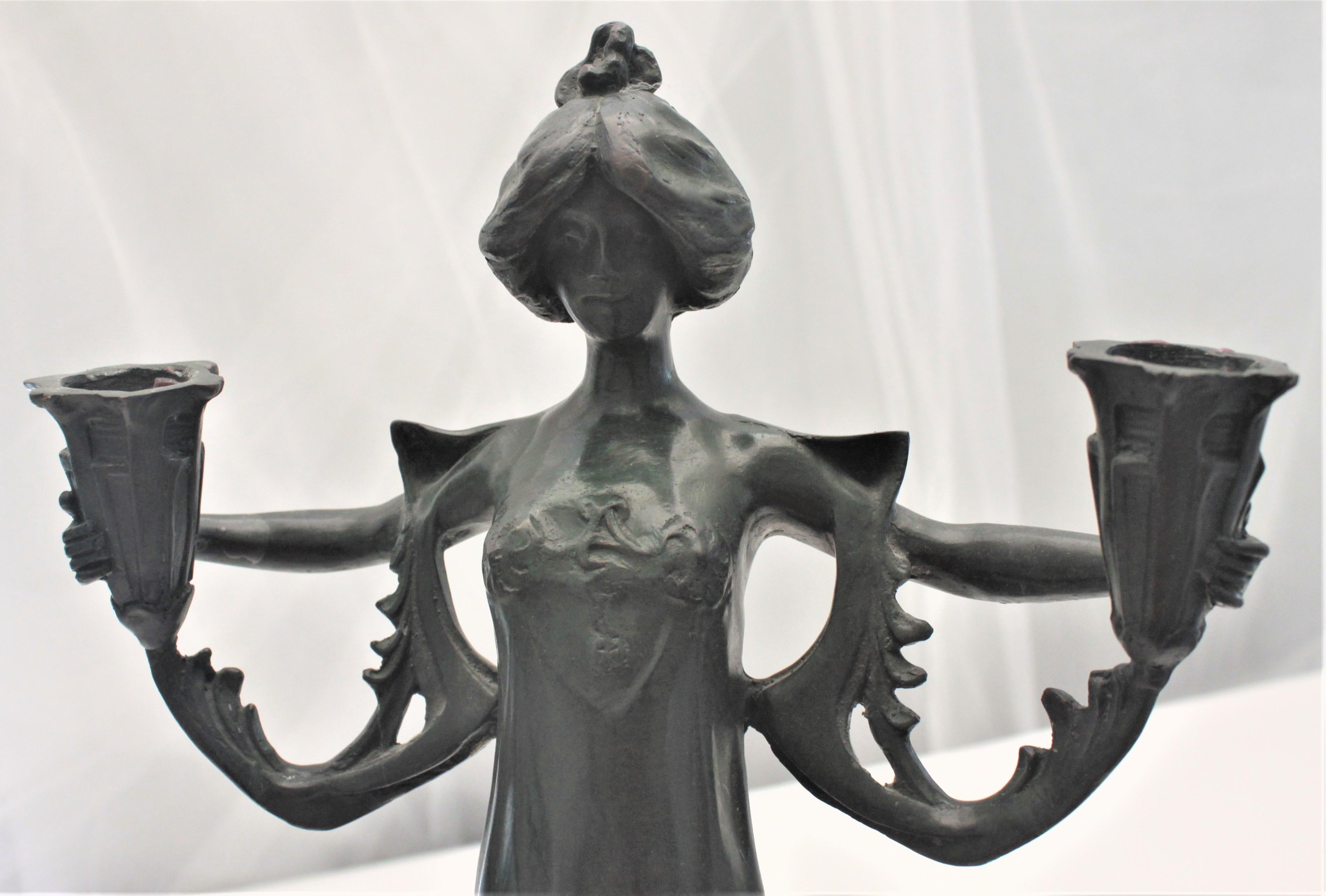 Ancien bougeoir figuratif en métal moulé Art Nouveau représentant une femme vêtue 2