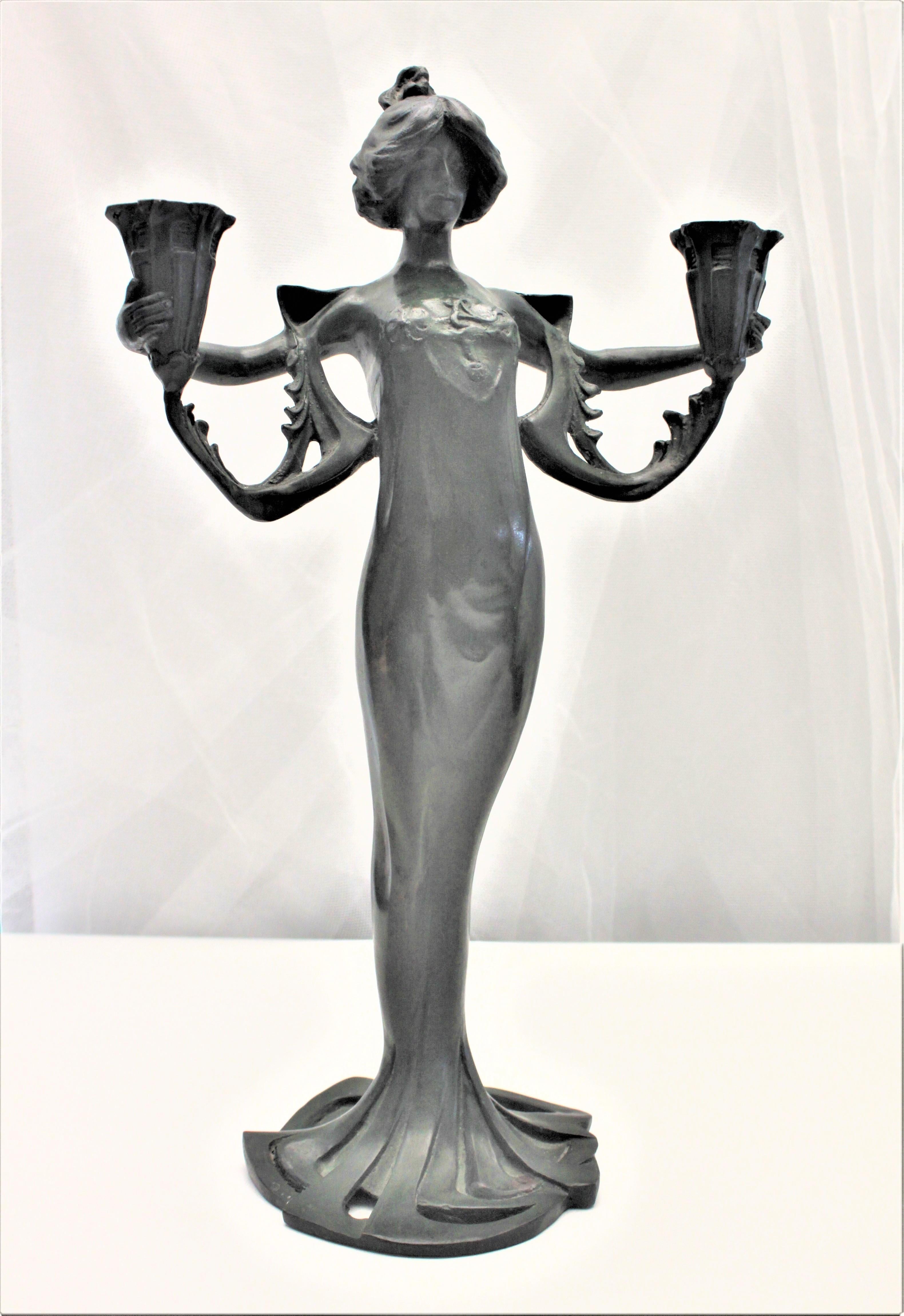 Art nouveau Ancien bougeoir figuratif en métal moulé Art Nouveau représentant une femme vêtue