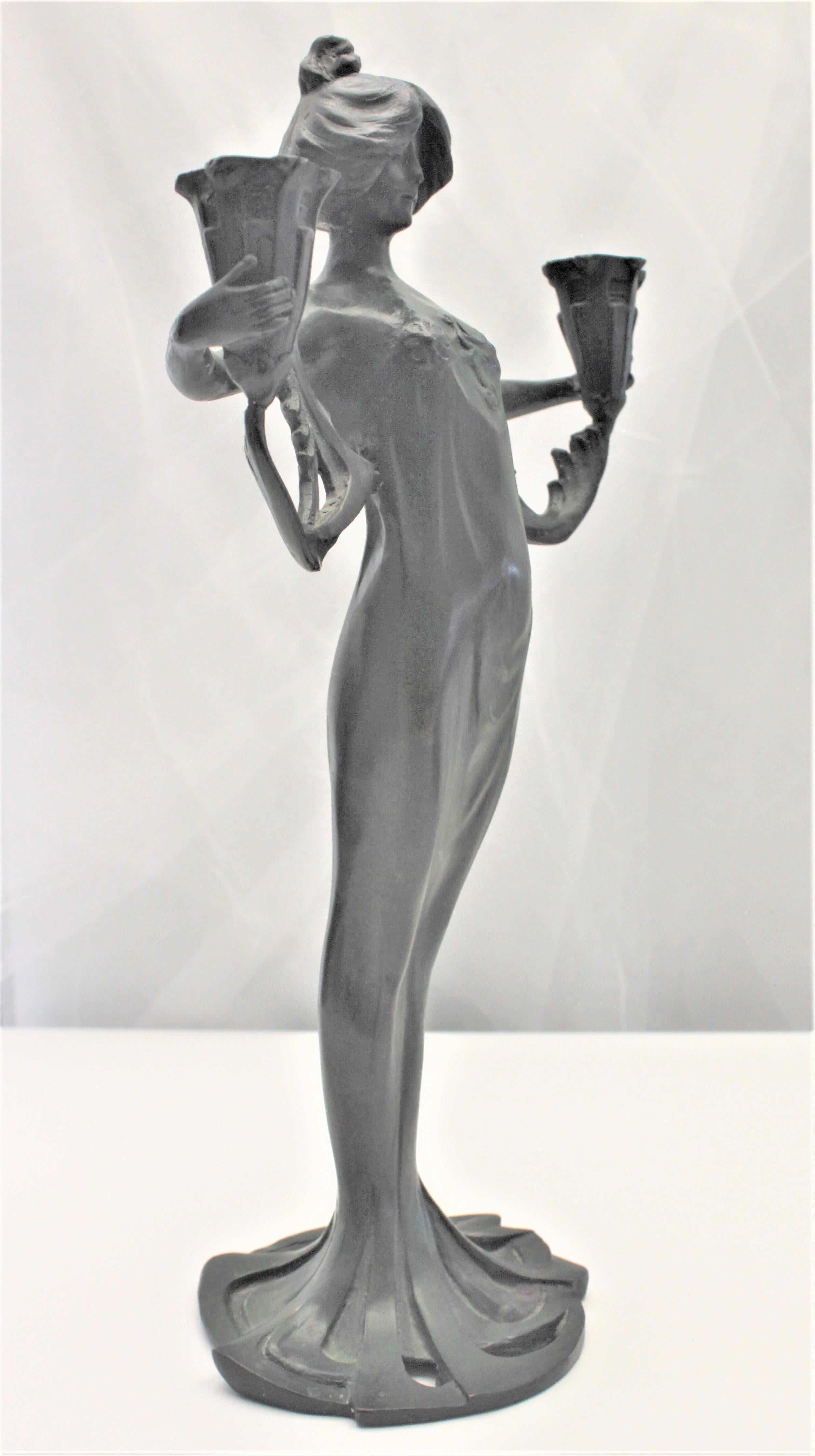 Américain Ancien bougeoir figuratif en métal moulé Art Nouveau représentant une femme vêtue