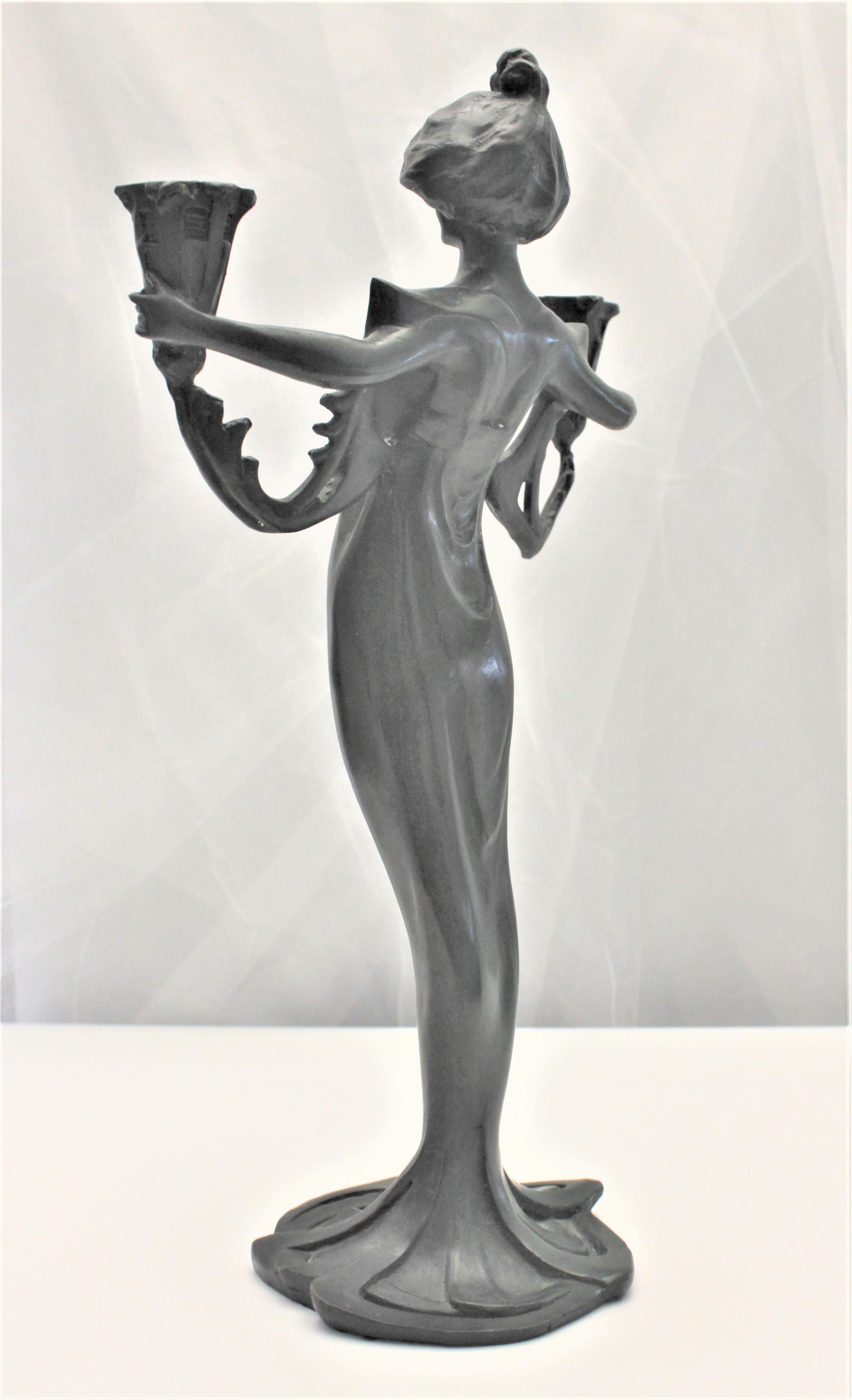 XIXe siècle Ancien bougeoir figuratif en métal moulé Art Nouveau représentant une femme vêtue