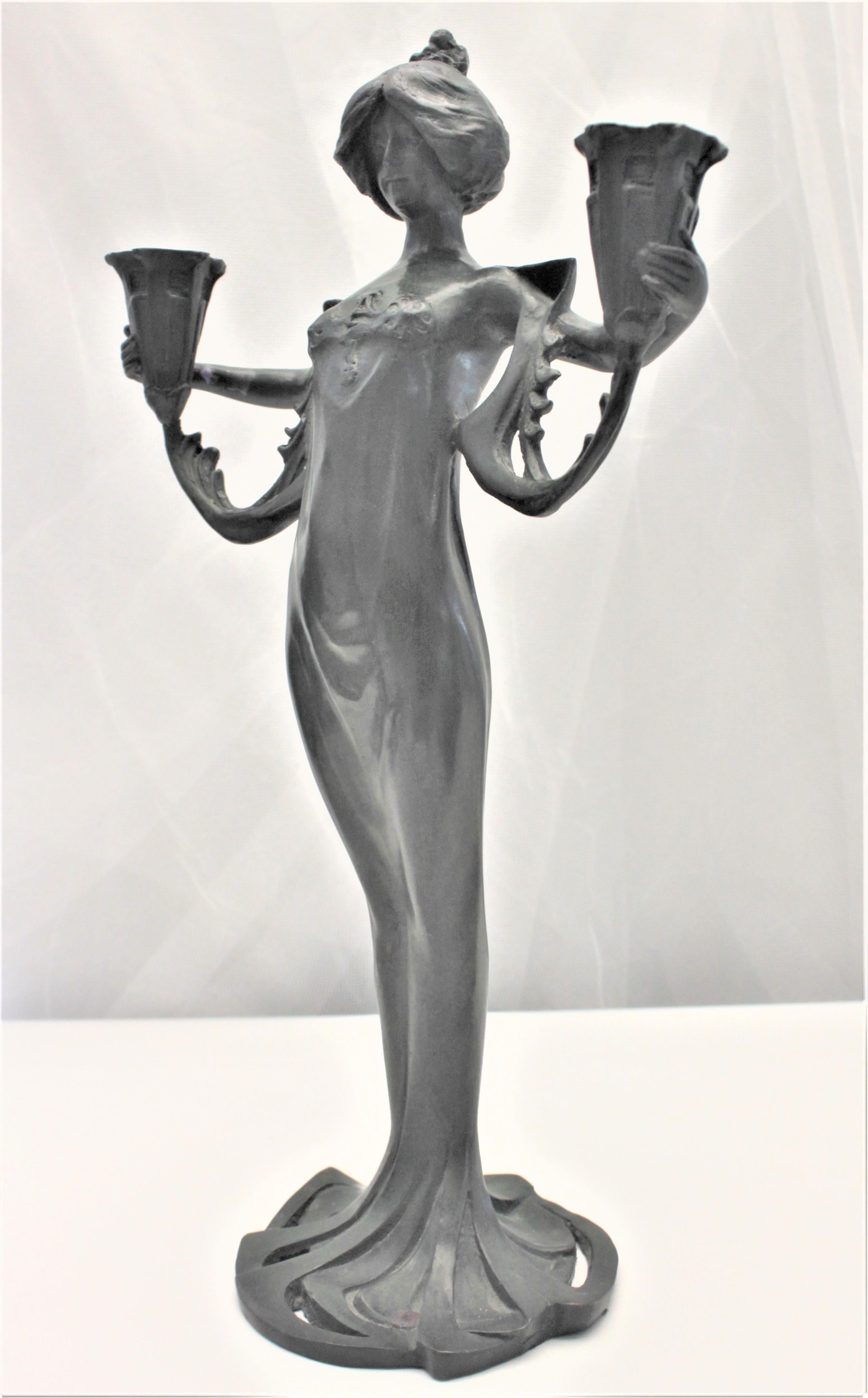 Métal Ancien bougeoir figuratif en métal moulé Art Nouveau représentant une femme vêtue