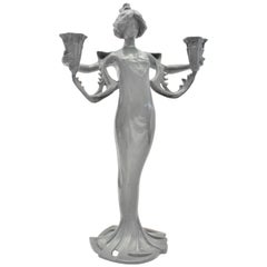 Ancien bougeoir figuratif en métal moulé Art Nouveau représentant une femme vêtue