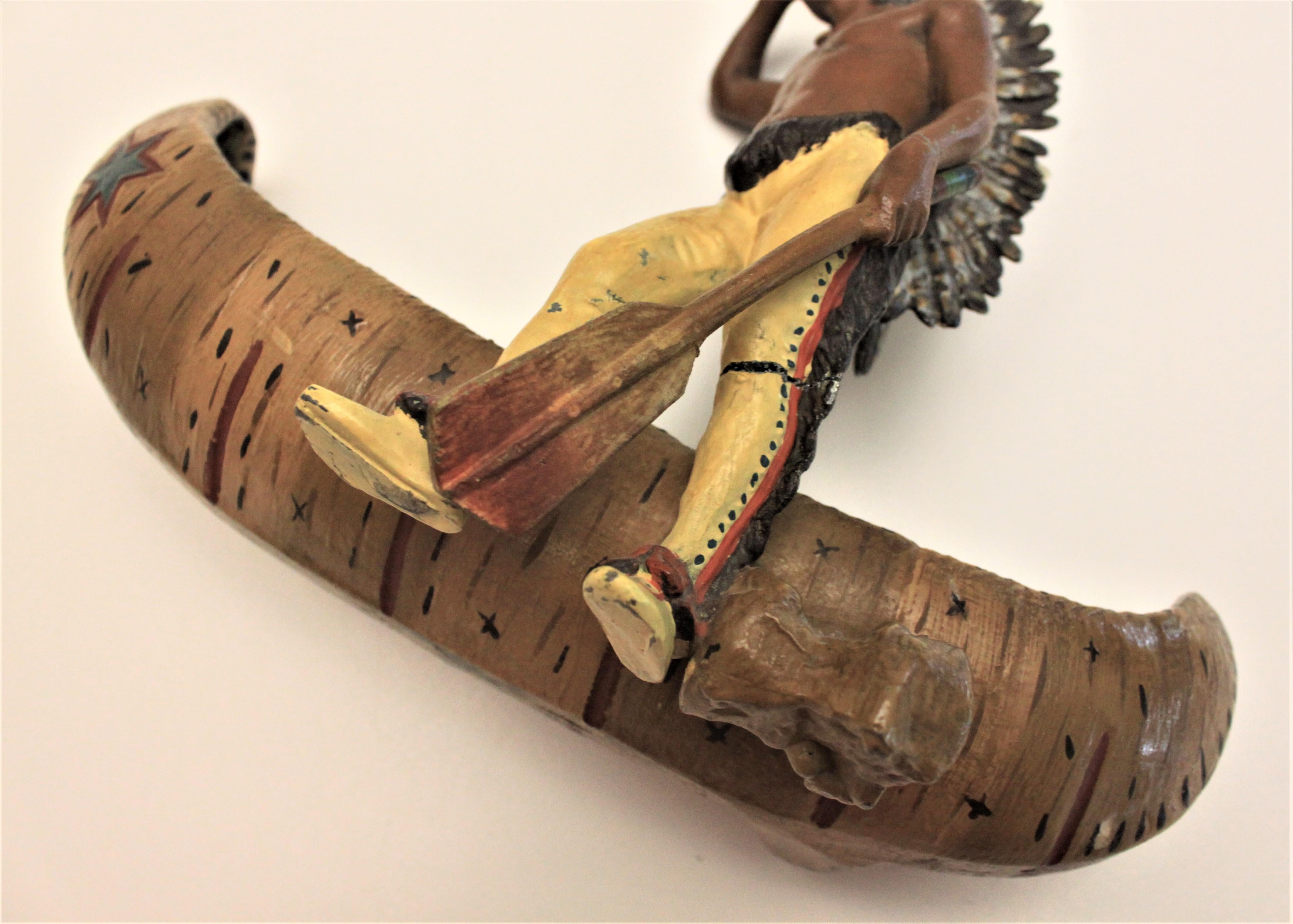 Ancienne figurine d'indiennes et de canoë et d'Amérindiens peintes à froid 3